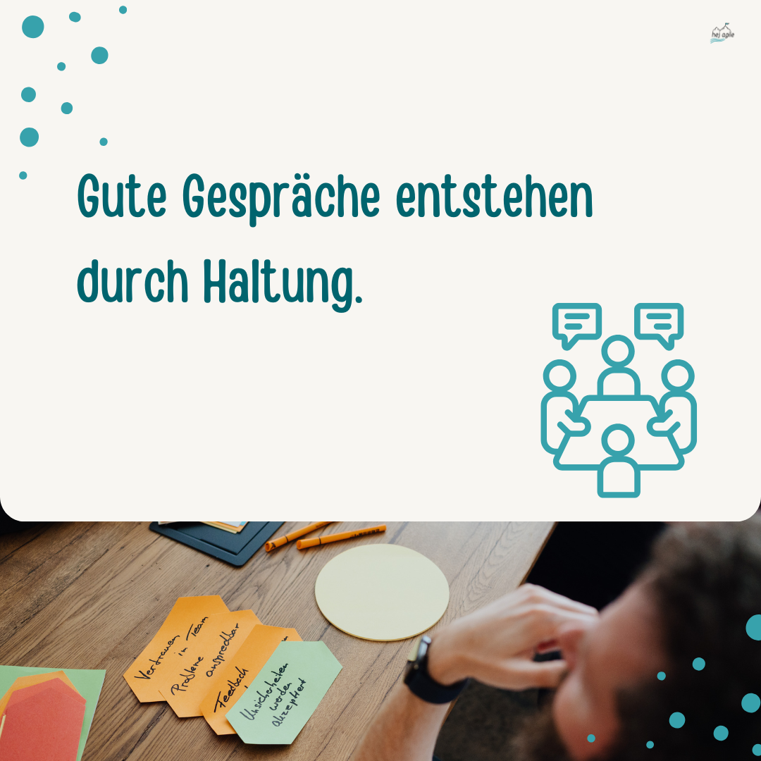 Grafik mit dem Text „Gute Gespräche entstehen durch Haltung.“ und einem Icon von vier Personen am Tisch; darunter ein Foto mit Moderationskarten und einer Person am Schreibtischrand.