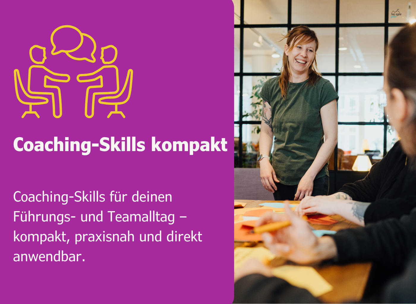 Links eine violette Fläche mit gelber Gesprächs-Illustration und Text; rechts ein Foto einer Workshop-Szene mit einer stehenden Person und zwei Sitzenden an einem Tisch mit Notizzetteln.