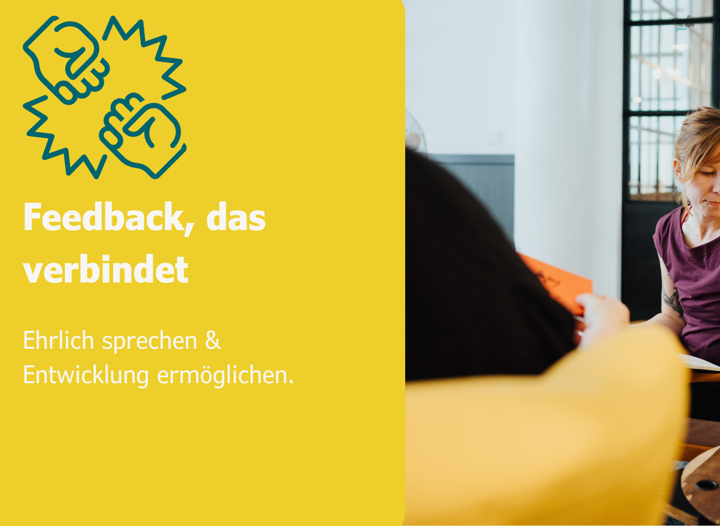 Personen im Gespräch in einem Workshop-Raum – Symbol für ehrliches Feedback und verbindende Kommunikation.