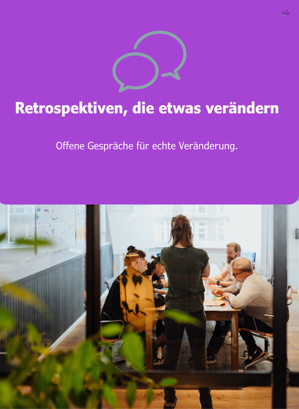 Team sitzt an einem Tisch und reflektiert gemeinsam – Symbol für offene Gespräche und kontinuierliche Verbesserung.