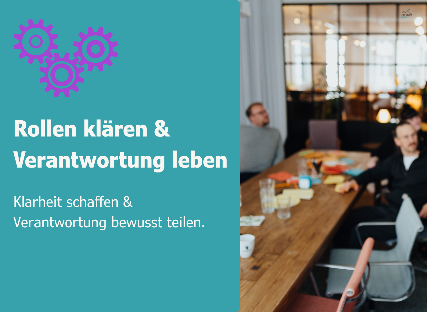 Workshop-Szene mit mehreren Personen an einem Tisch, auf dem bunte Moderationskarten liegen – Symbol für Rollenklärung und Verantwortung im Team.