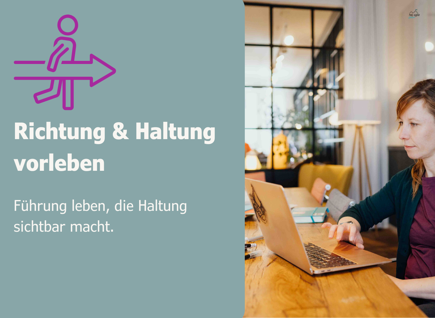 Person arbeitet konzentriert an einem Laptop in einem hellen Raum – Symbol für Führung, die durch Haltung und Klarheit wirkt.