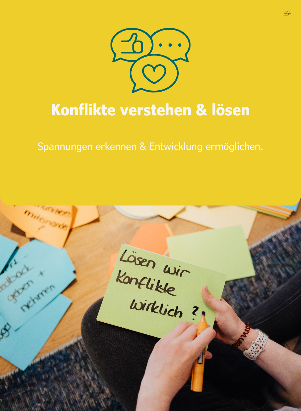 Person hält eine grüne Karte mit der Aufschrift „Lösen wir Konflikte wirklich?“ – Symbol für konstruktiven Umgang mit Spannungen.