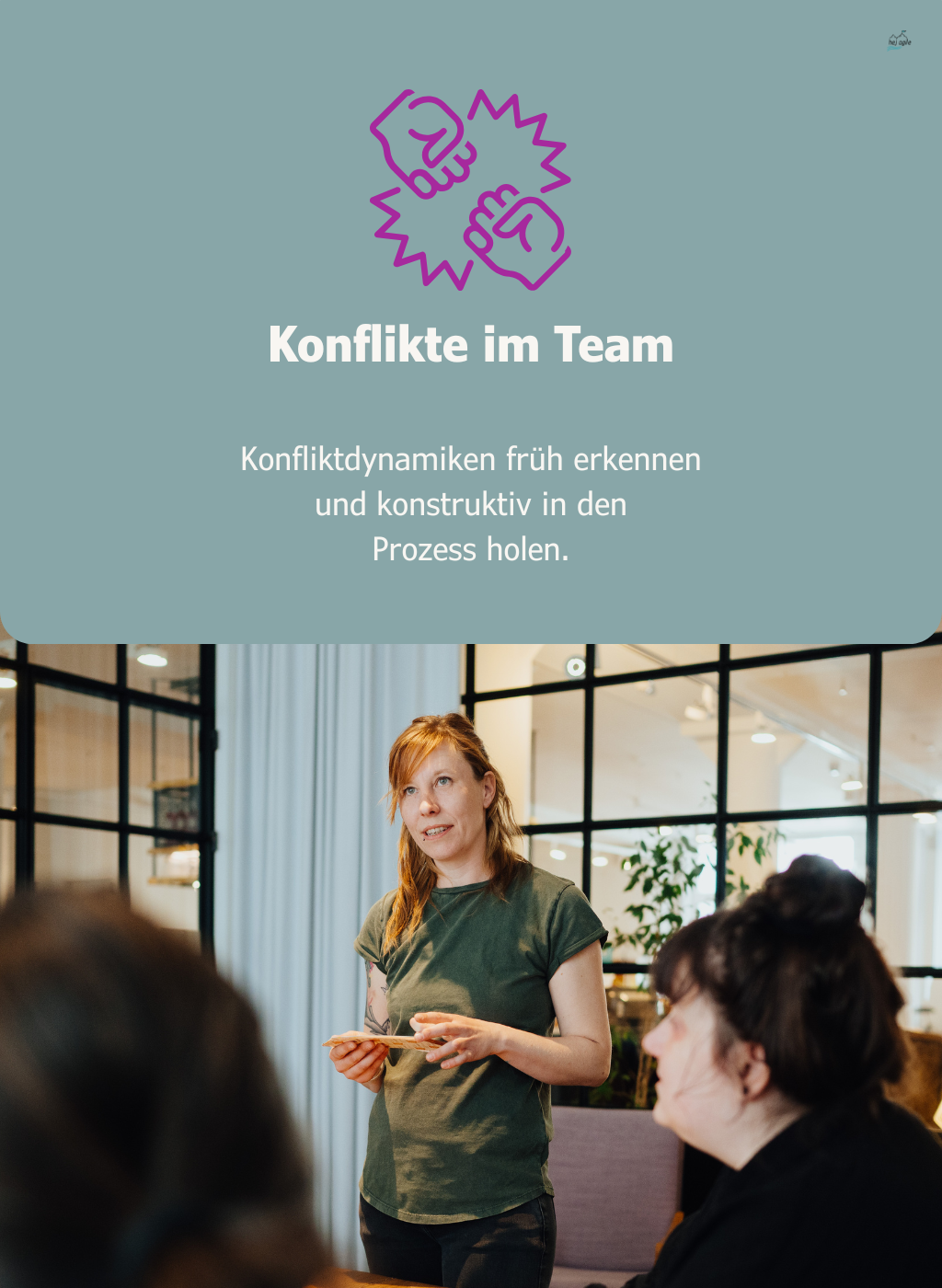 Grafik mit graublauem Hintergrund und der Überschrift „Konflikte im Team“, darunter ein Foto einer stehenden Person, die zu zwei sitzenden Personen an einem Tisch spricht.