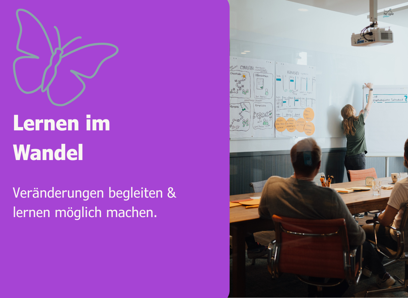 Workshop-Szene mit einer Person, die an einem Flipchart arbeitet, während Teilnehmende am Tisch sitzen und zuhören – Symbol für gemeinsames Lernen und Begleitung von Veränderungsprozessen.