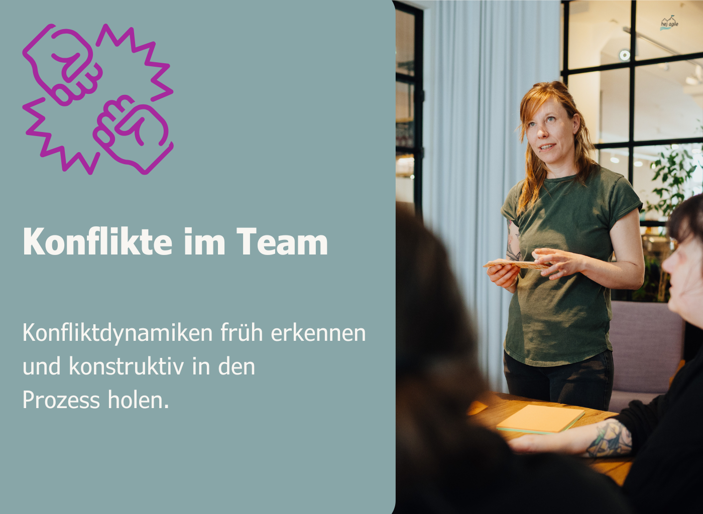 Grafik mit graublauem Hintergrund und der Überschrift „Konflikte im Team“ neben einem Foto, in dem eine Person vor einem Tisch steht und zu zwei sitzenden Personen spricht.