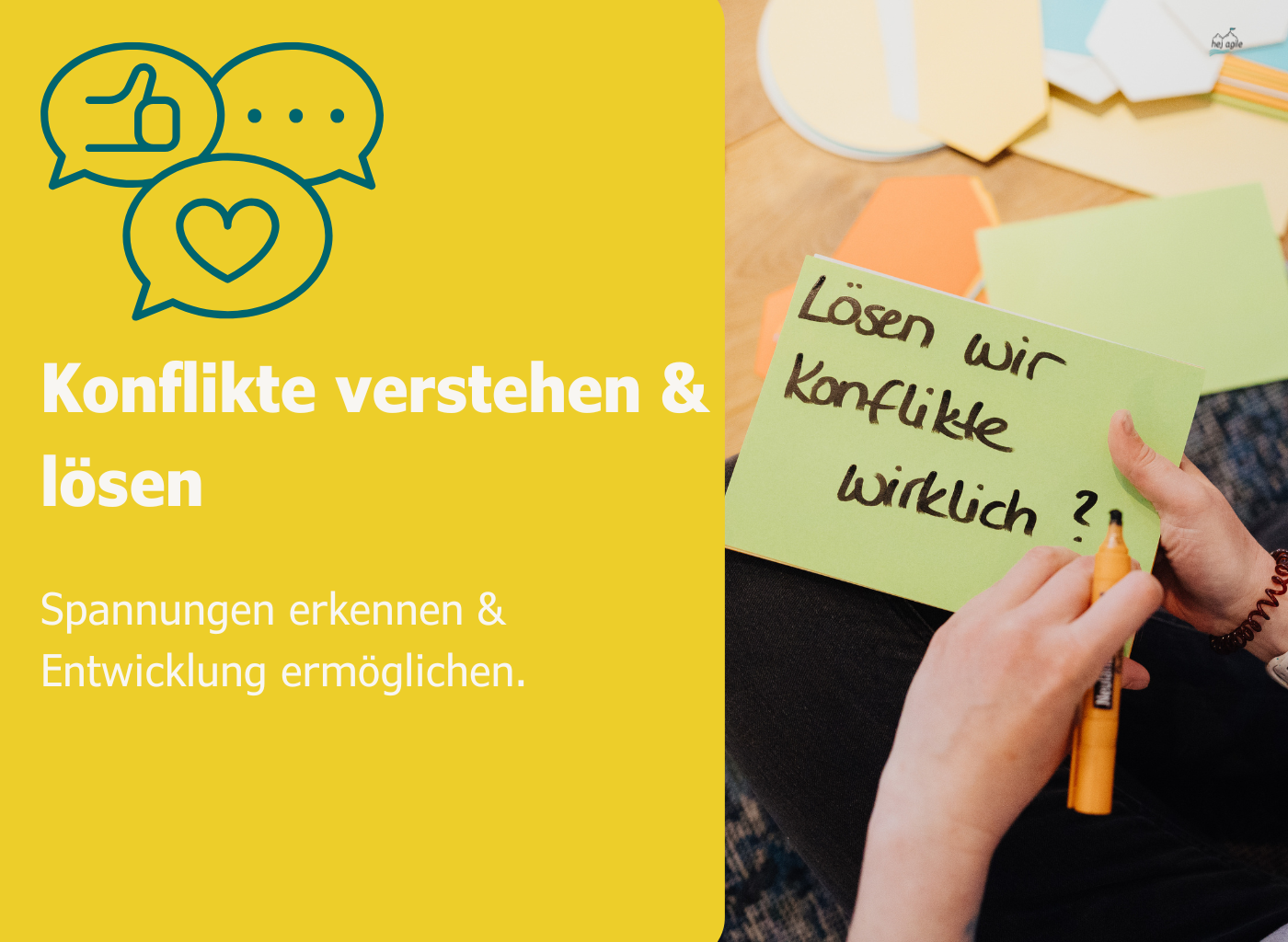 Person hält eine grüne Karte mit der Aufschrift „Lösen wir Konflikte wirklich?“ – Symbol für konstruktiven Umgang mit Spannungen im Team.