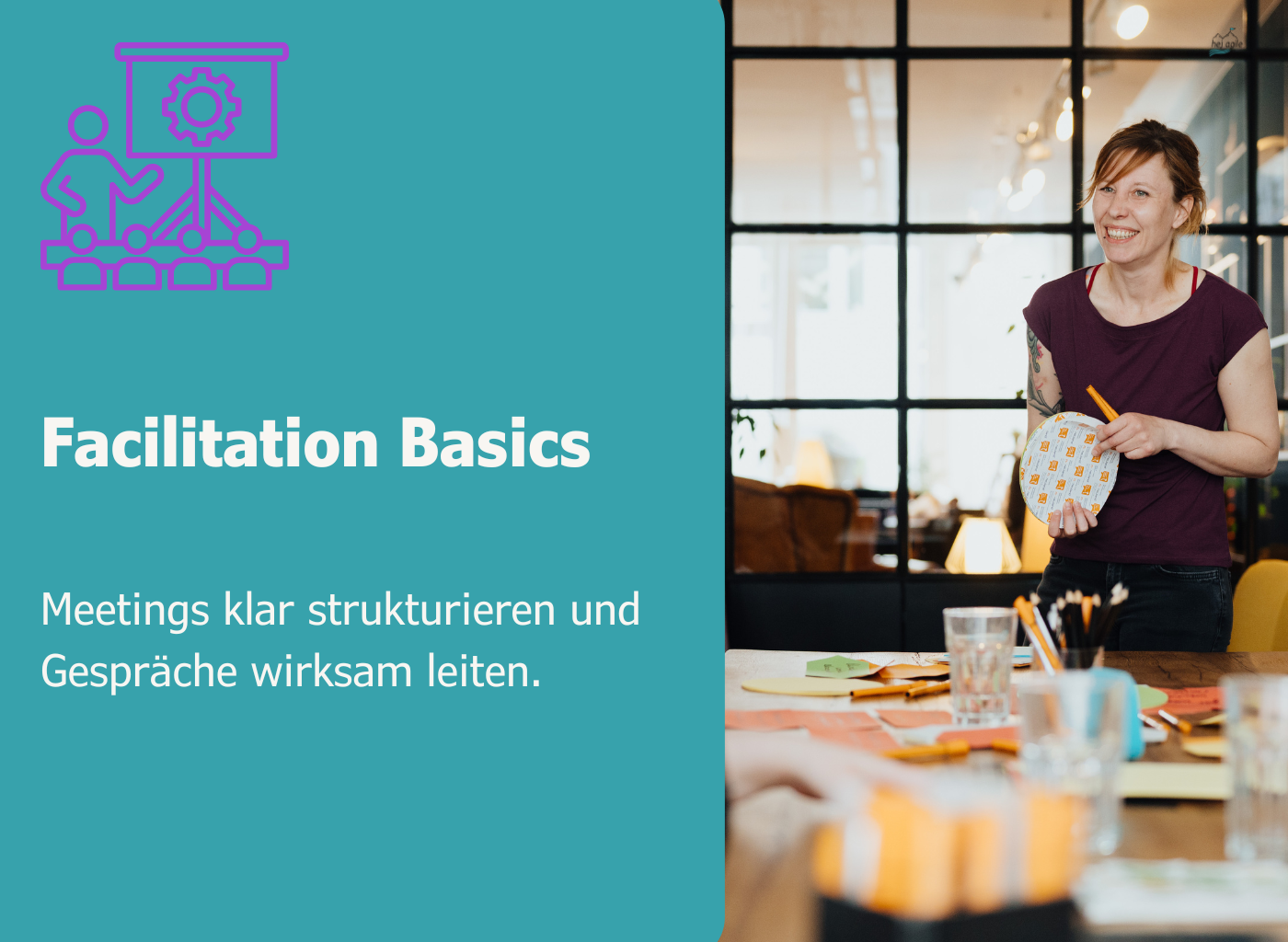 Grafik mit türkisem Hintergrund und der Überschrift „Facilitation Basics“ neben einem Foto eines Workshopraums, in dem eine Person an einem Tisch steht und Moderationsmaterial in der Hand hält.