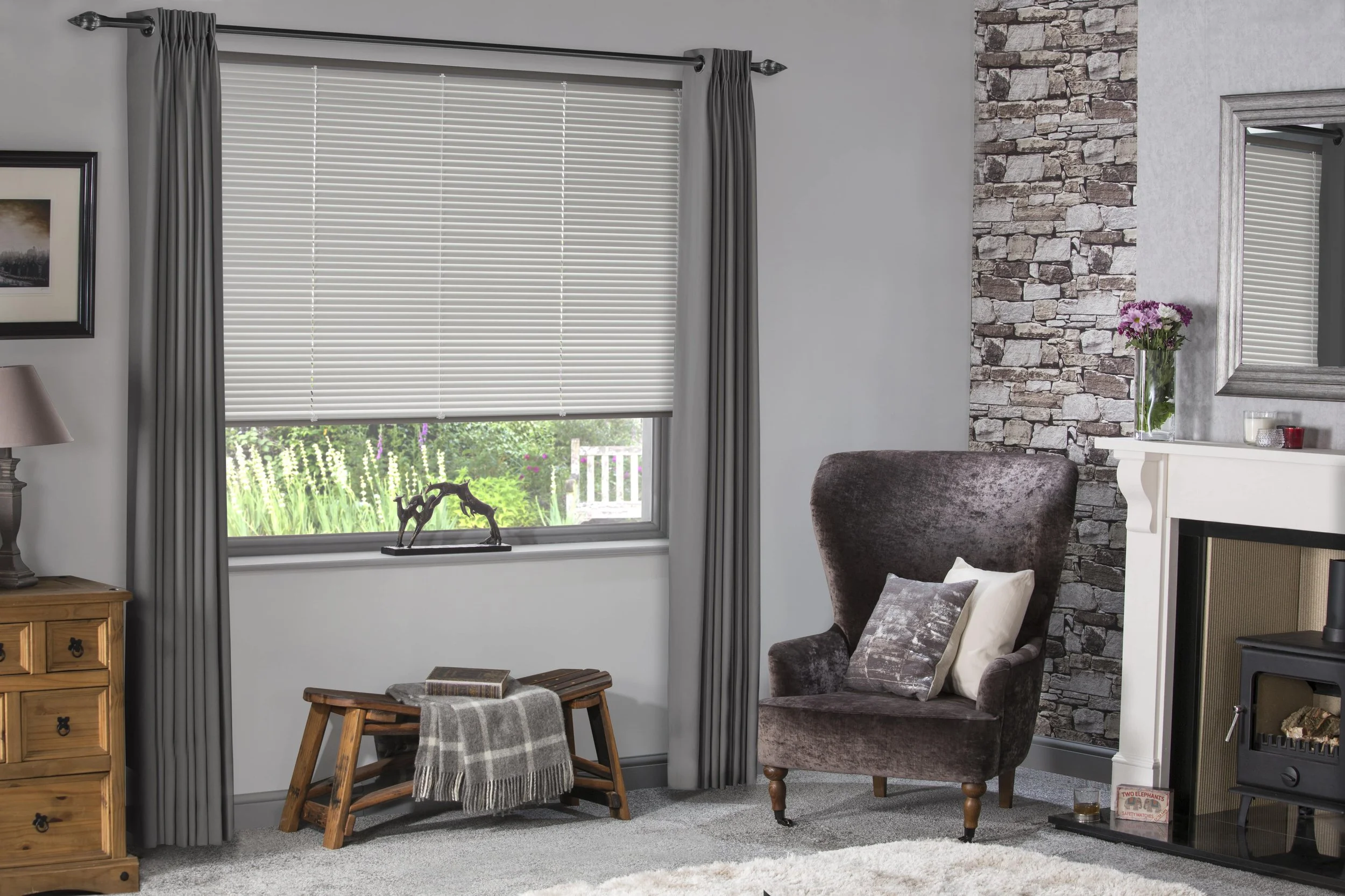 Venetian_Linen_TradLounge_Closed-min.jpg