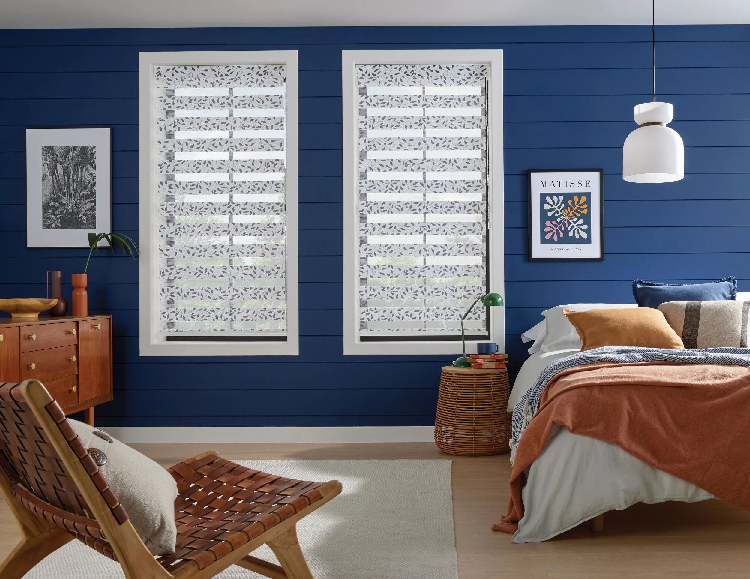 LL_2023_Vision_Classica_Navy_Bed_Main_Open_Down_Mail.jpg
