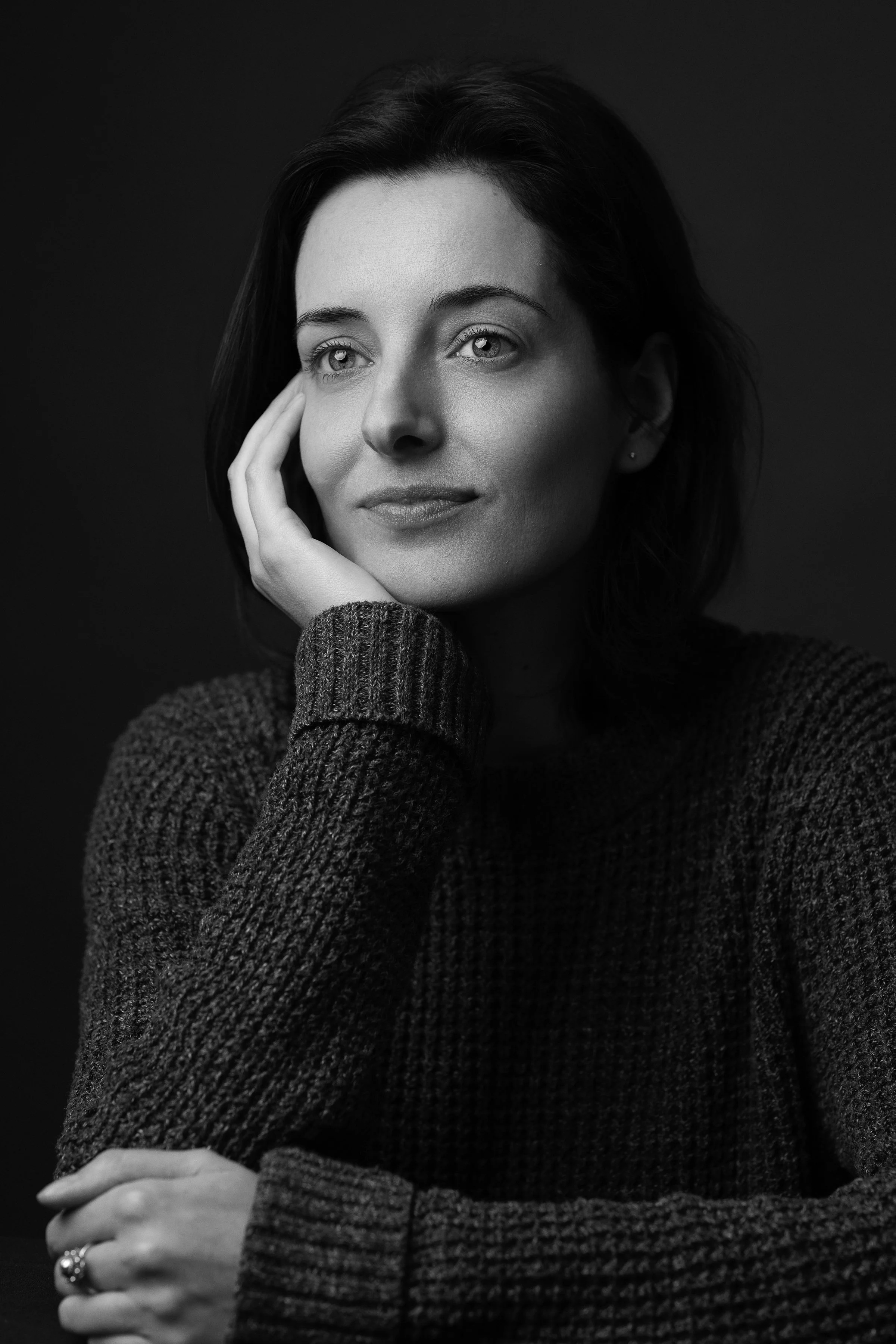 Tijdloos zwart-wit vrouwenportret met zachte studiobelichting en natuurlijke expressie — Studio Wartenbergh Den Bosch