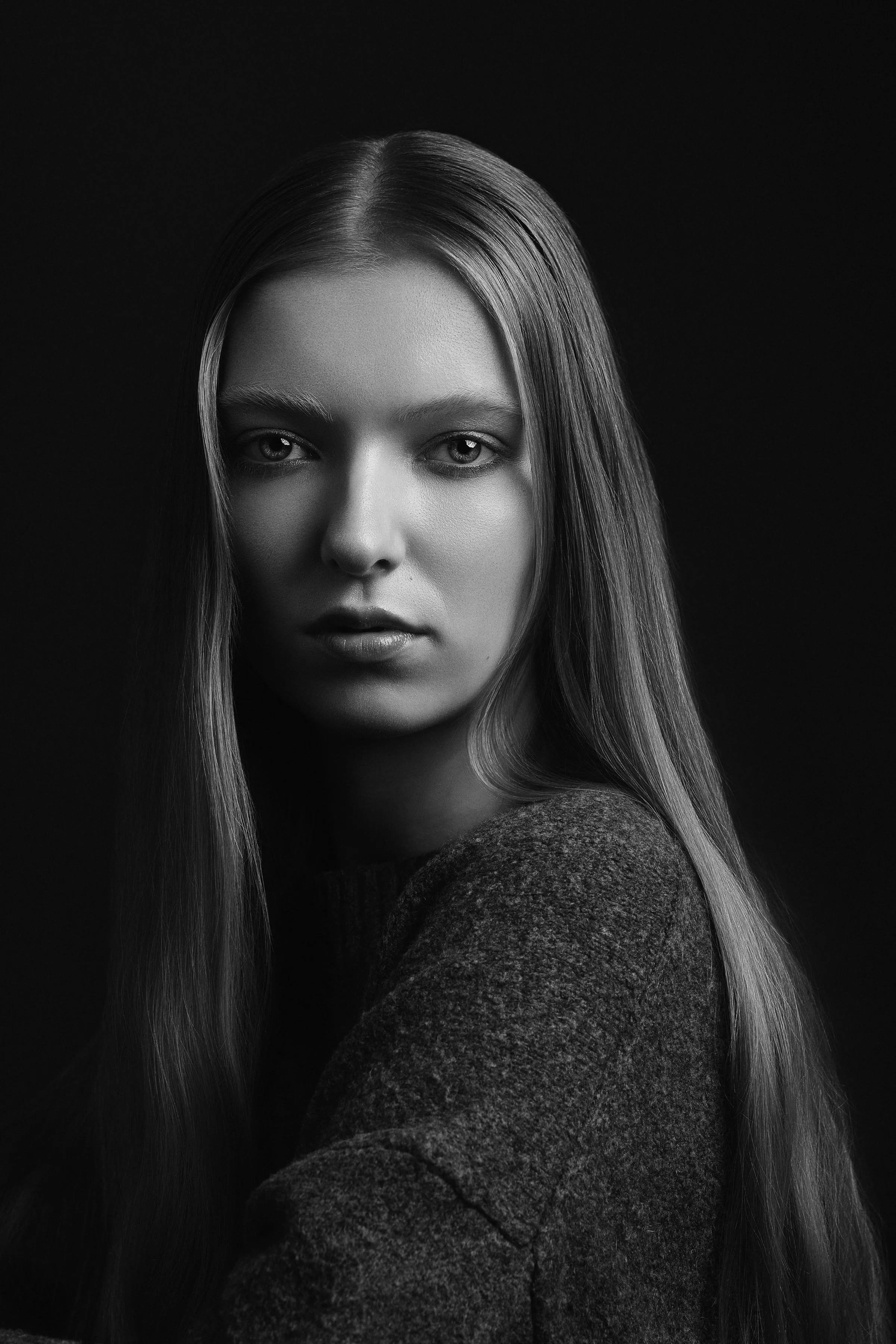 Zwart-wit portfoliofoto vrouwelijk model met strakke blik — Studio Wartenbergh Den Bosch