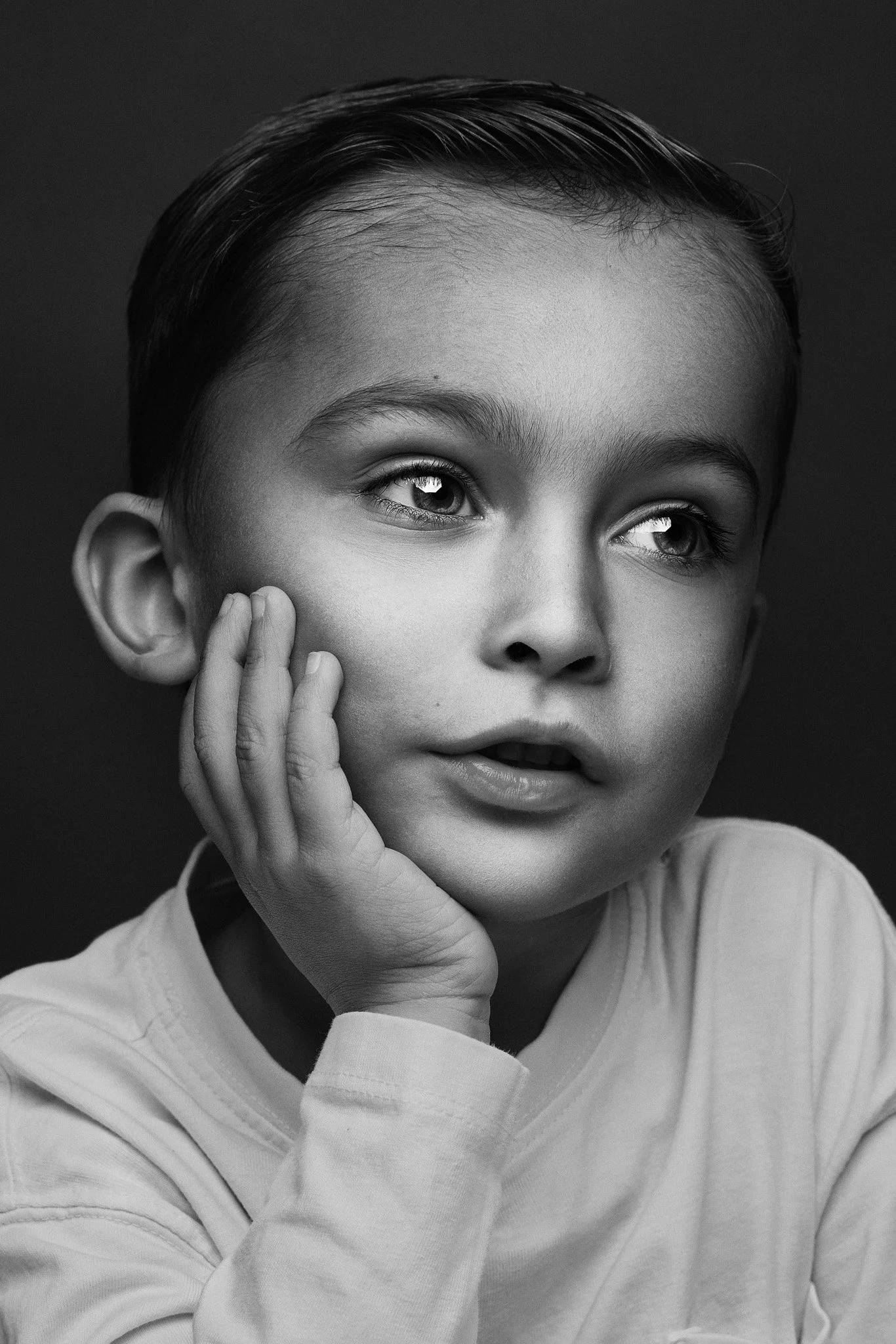 Zwart-wit portret dromend kind met zachte belichting — Studio Wartenbergh Den Bosch