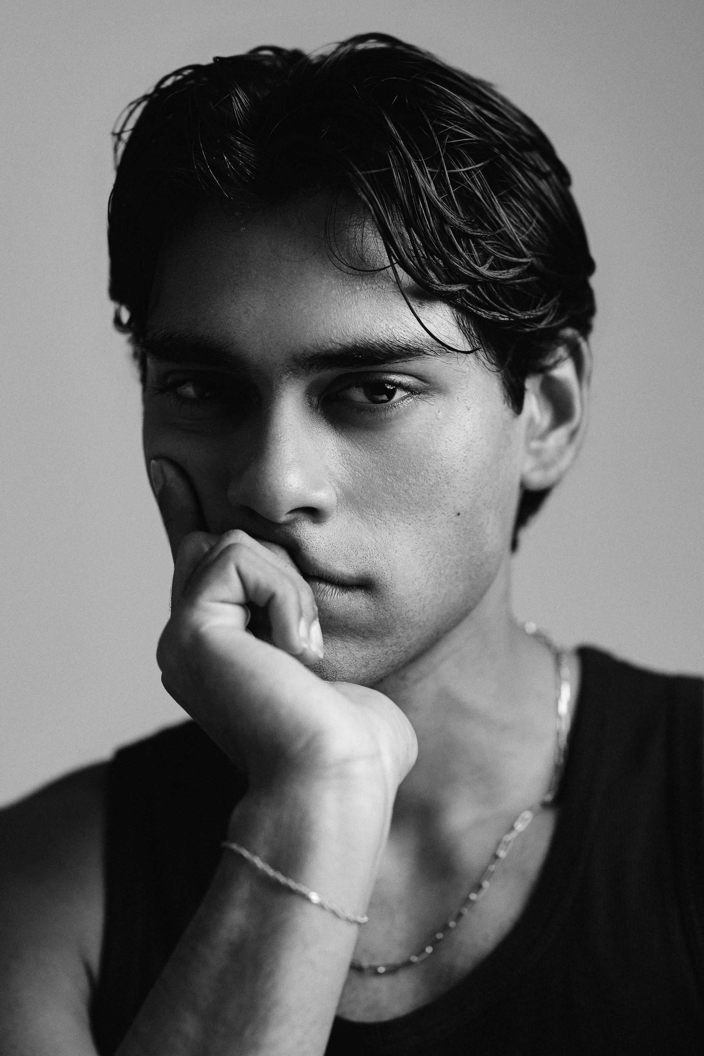 Zwart-wit portfoliofoto mannelijk model met intense blik en dramatisch licht — Studio Wartenbergh Den Bosch