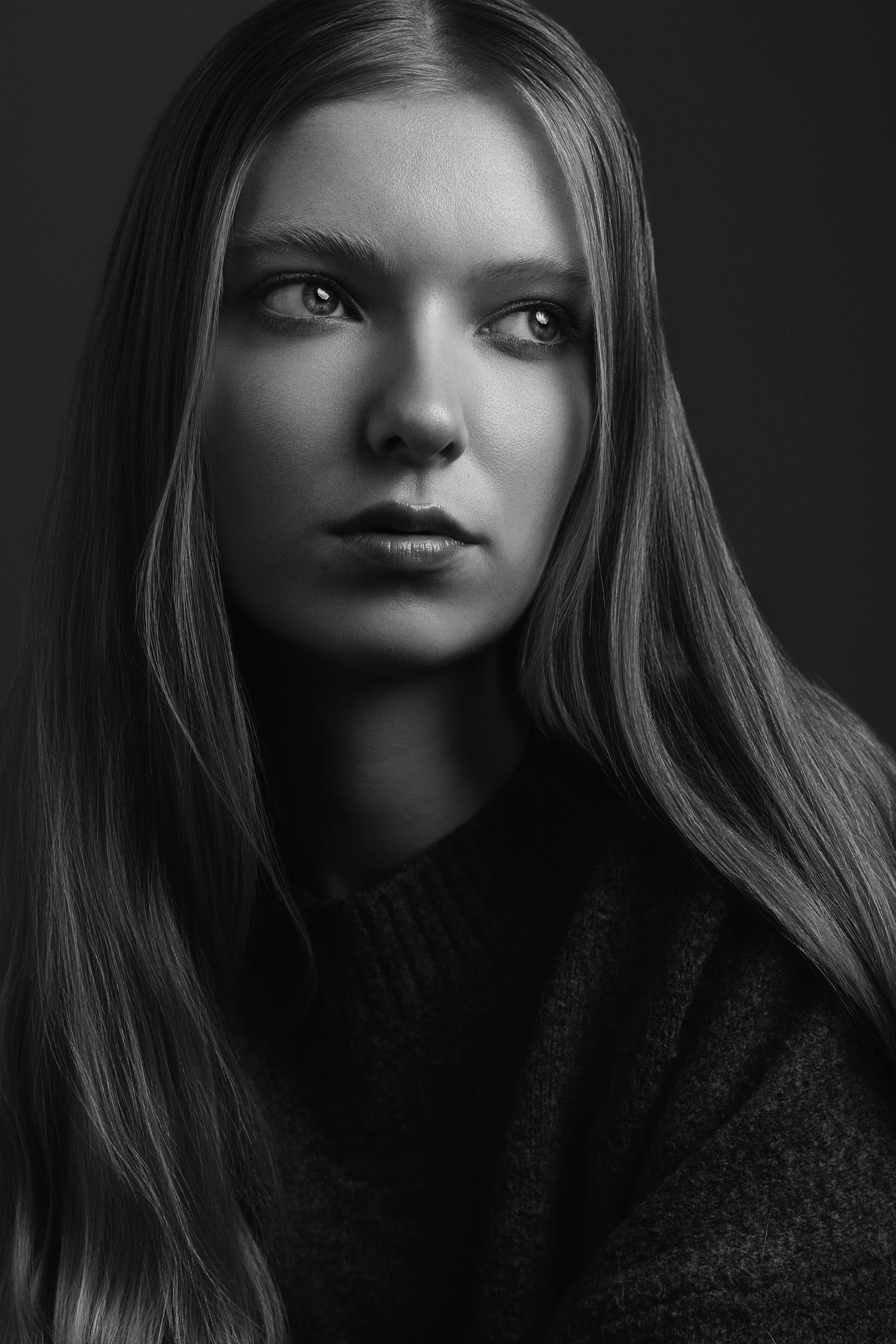 Zwart-wit portret vrouwelijk model omhoog kijkend met zachte belichting — Studio Wartenbergh Den Bosch