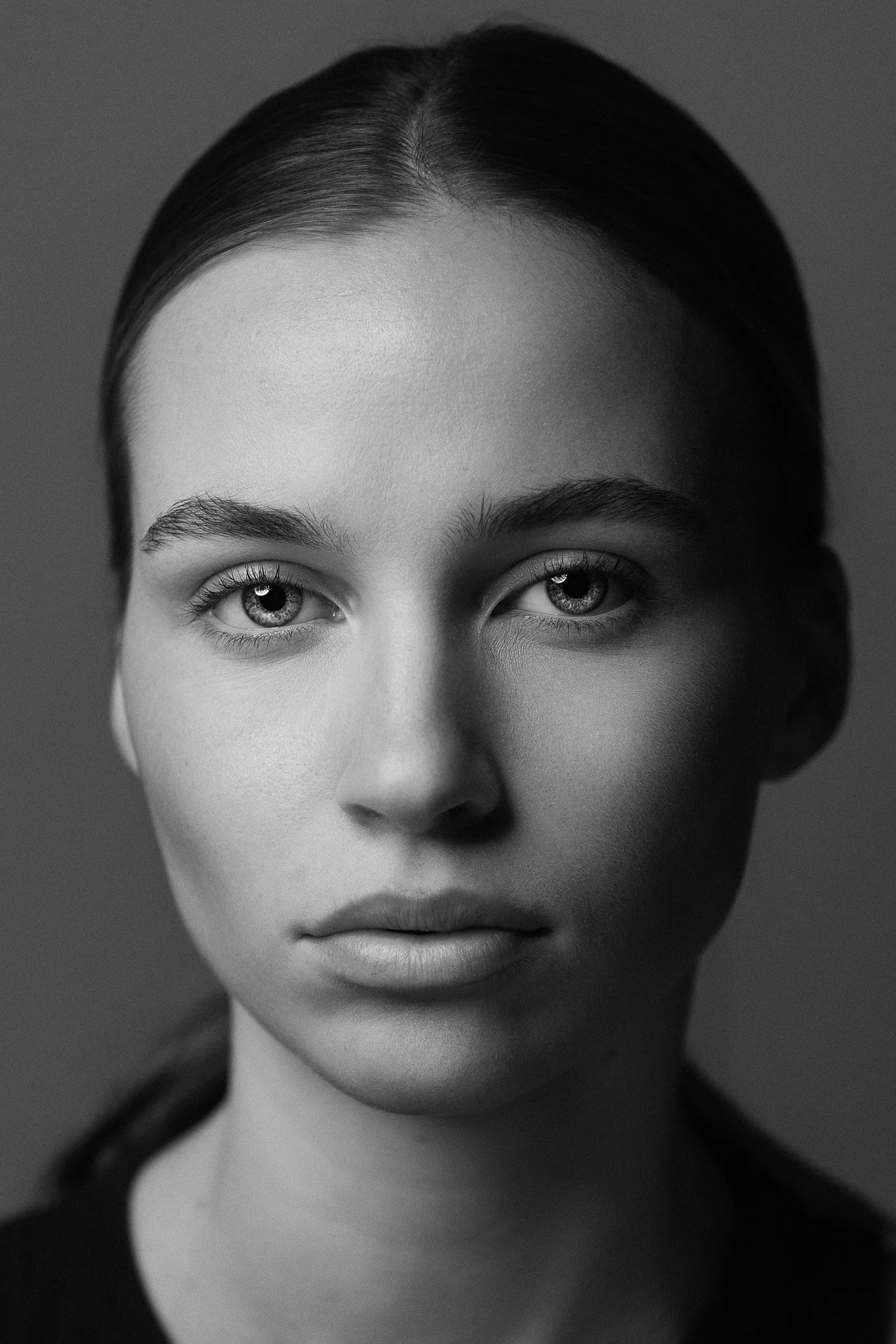 Zwart-wit close-up portfoliofoto vrouwelijk model met natuurlijke expressie — Studio Wartenbergh Den Bosch