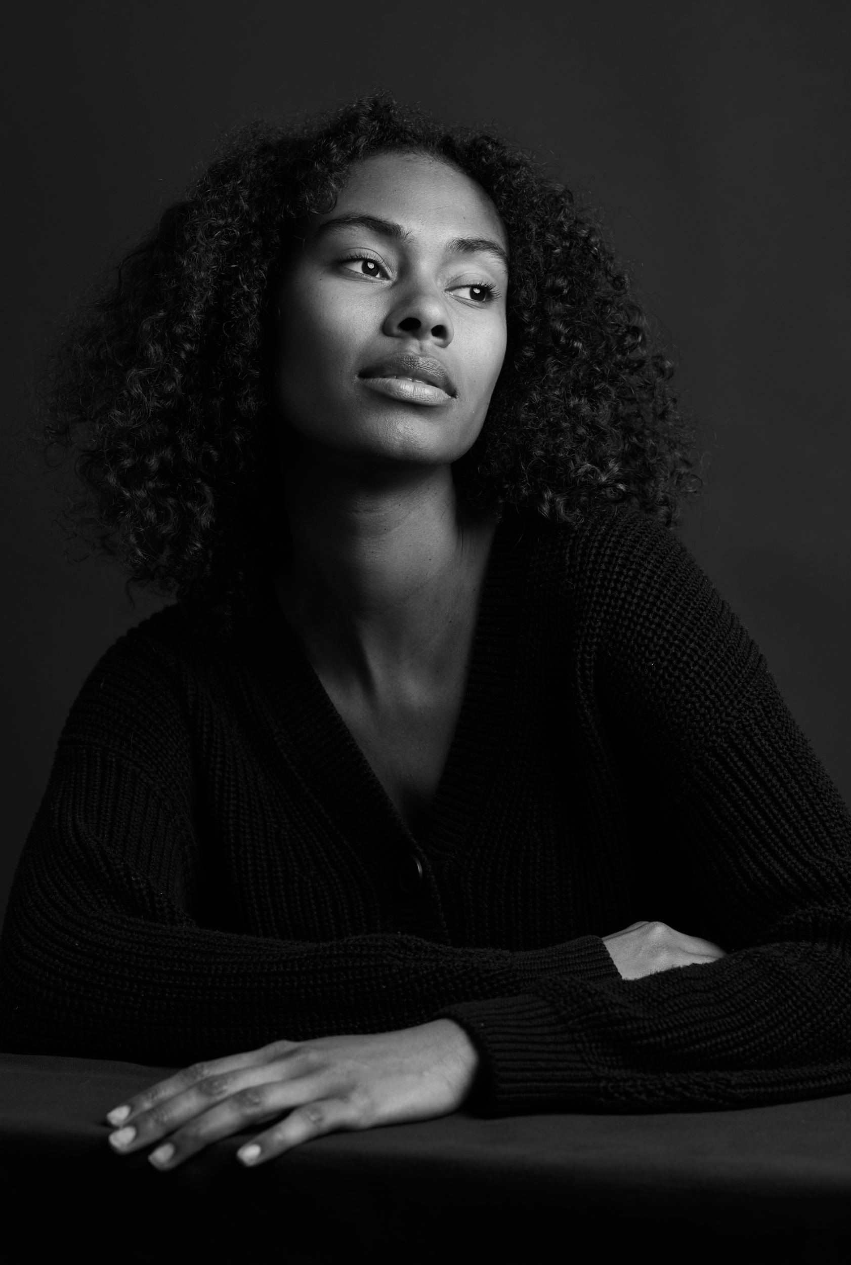 Zwart-wit portret tevreden klant Studio Wartenbergh Den Bosch