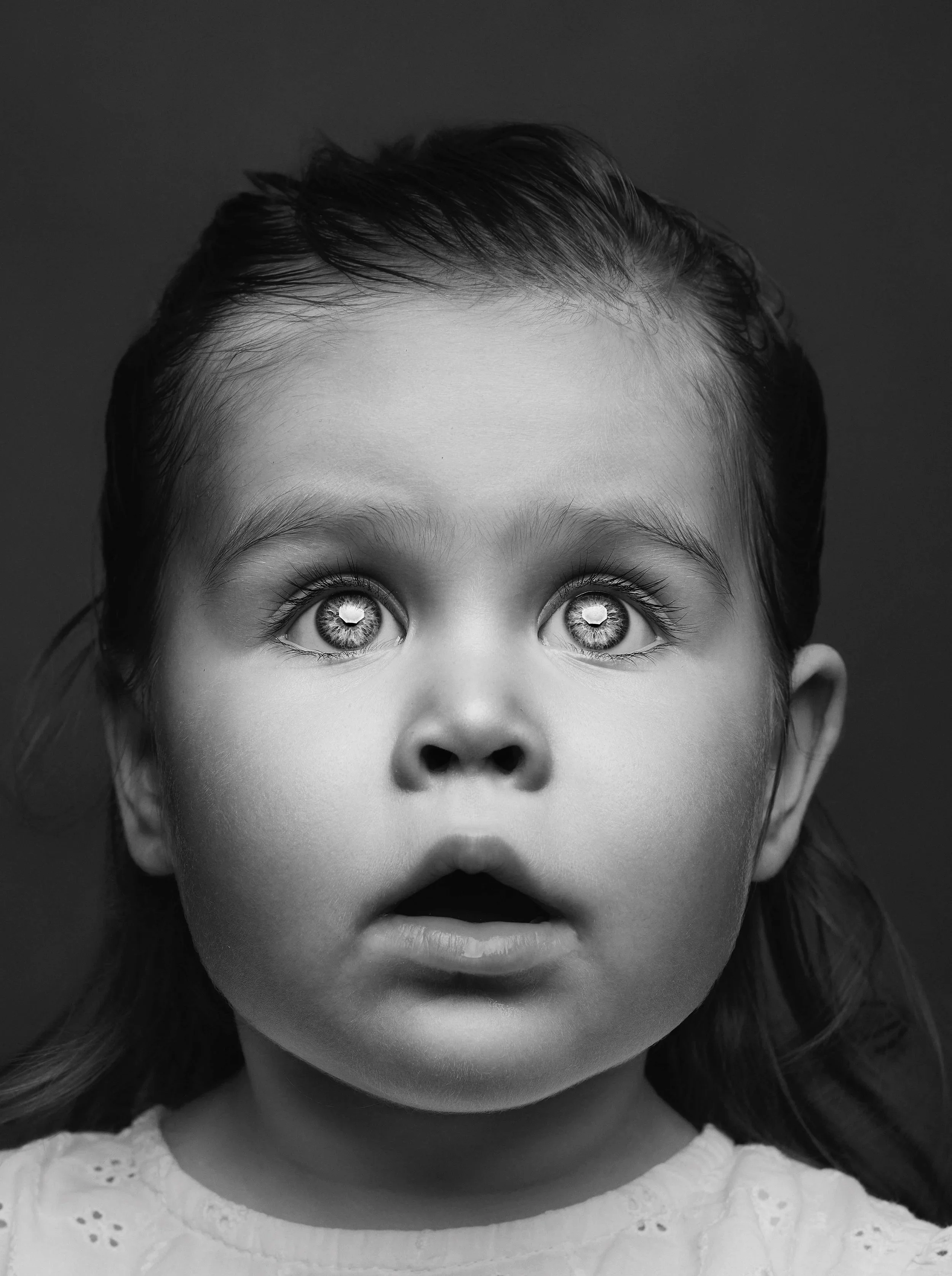 Zwart-wit kinderportret met grote expressieve ogen — Studio Wartenbergh Den Bosch