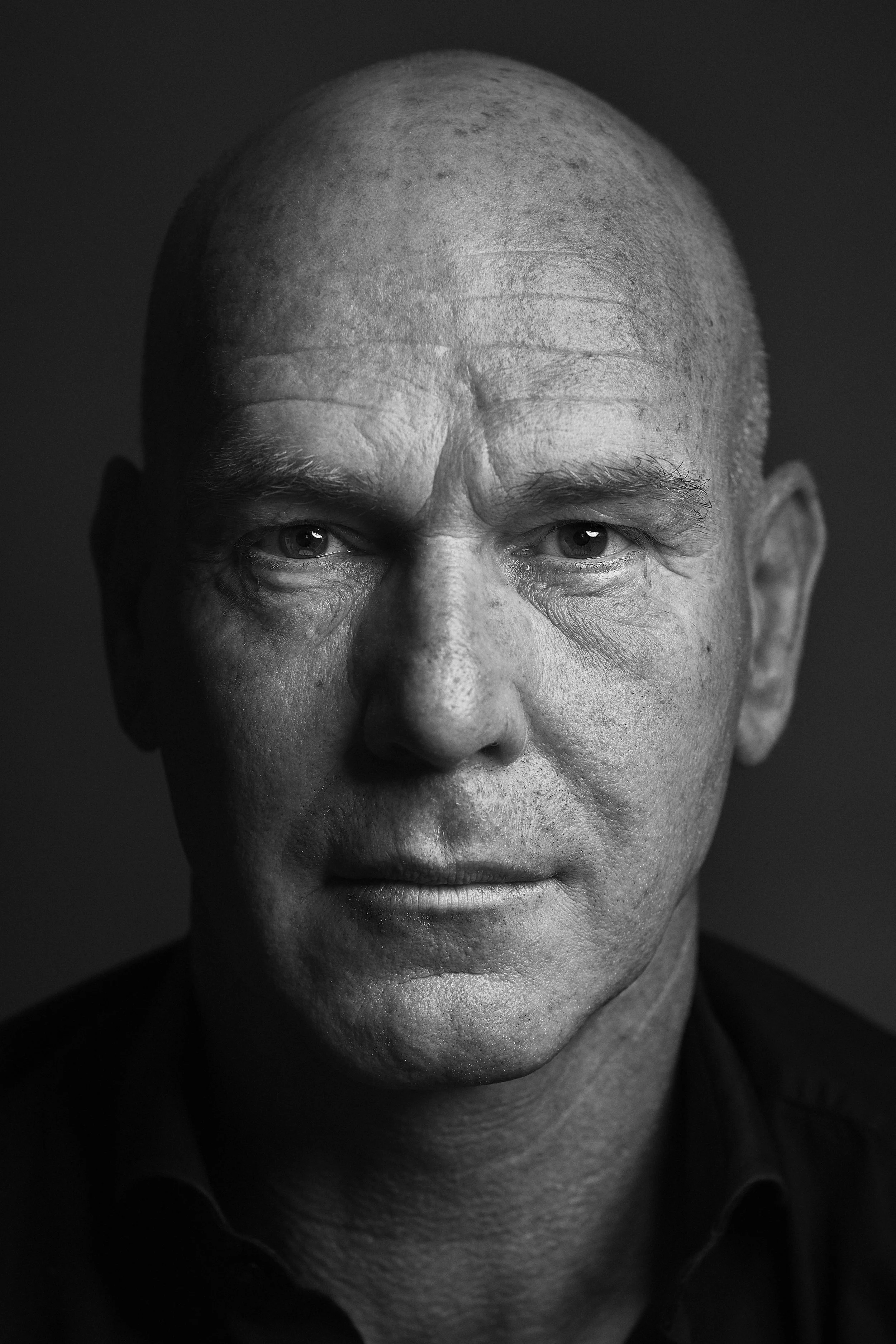 Krachtig zwart-wit mannenportret met karakter en diepte — Studio Wartenbergh Den Bosch
