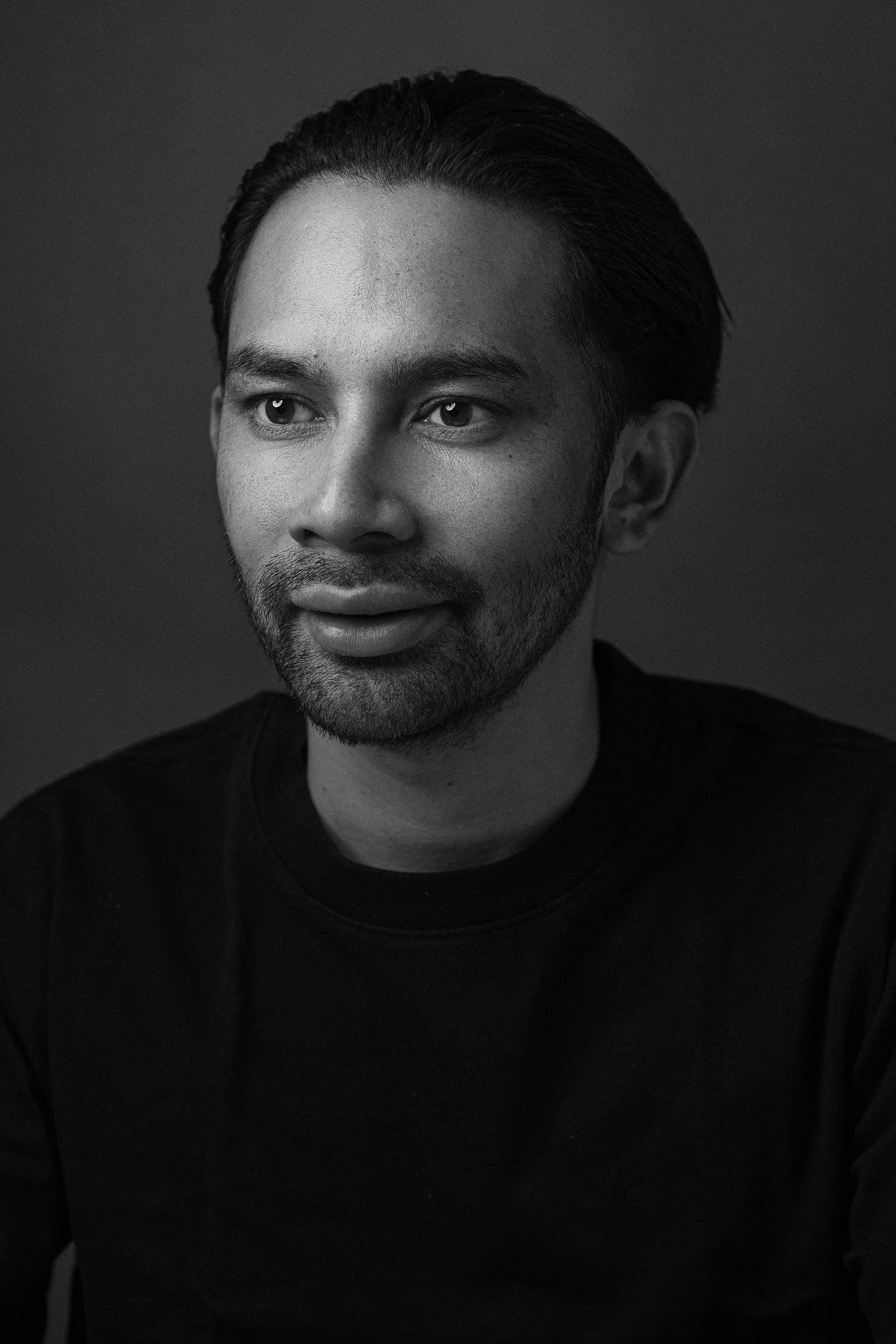 Zwart-wit portret tevreden klant Studio Wartenbergh Den Bosch