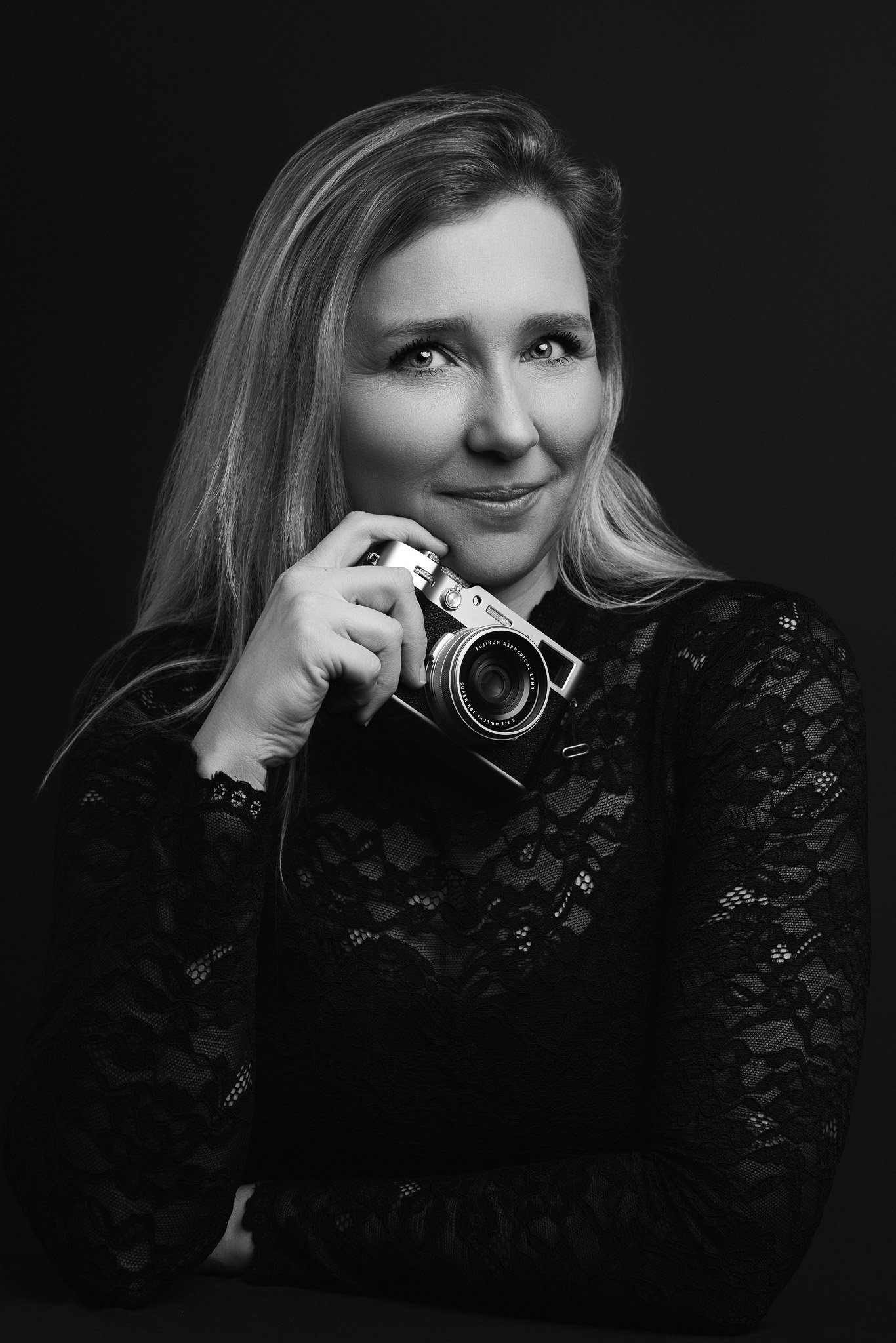 Zwart-wit portret tevreden klant Studio Wartenbergh Den Bosch