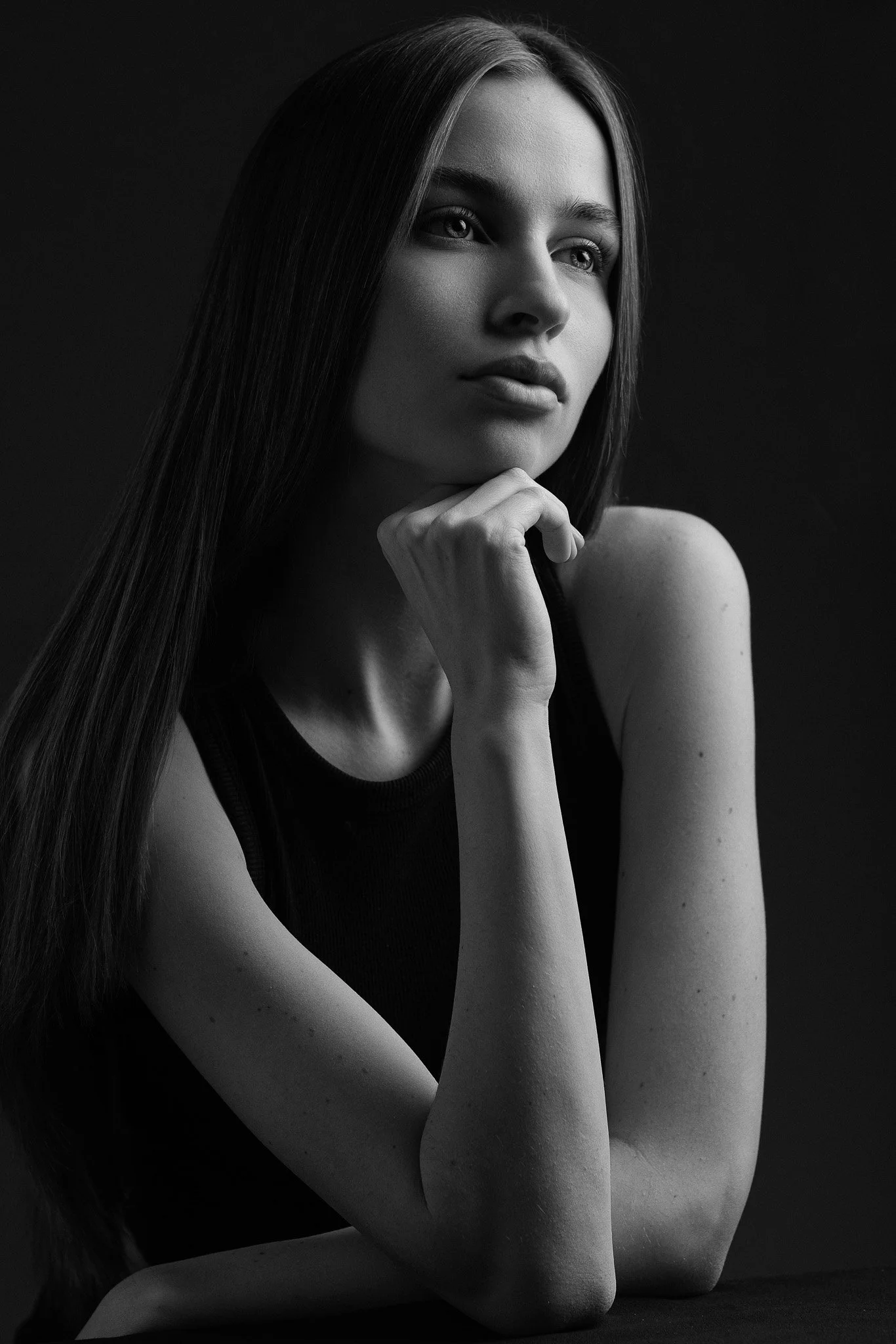 Zwart-wit portfoliofoto vrouw met dramatische studiobelichting — Studio Wartenbergh Den Bosch