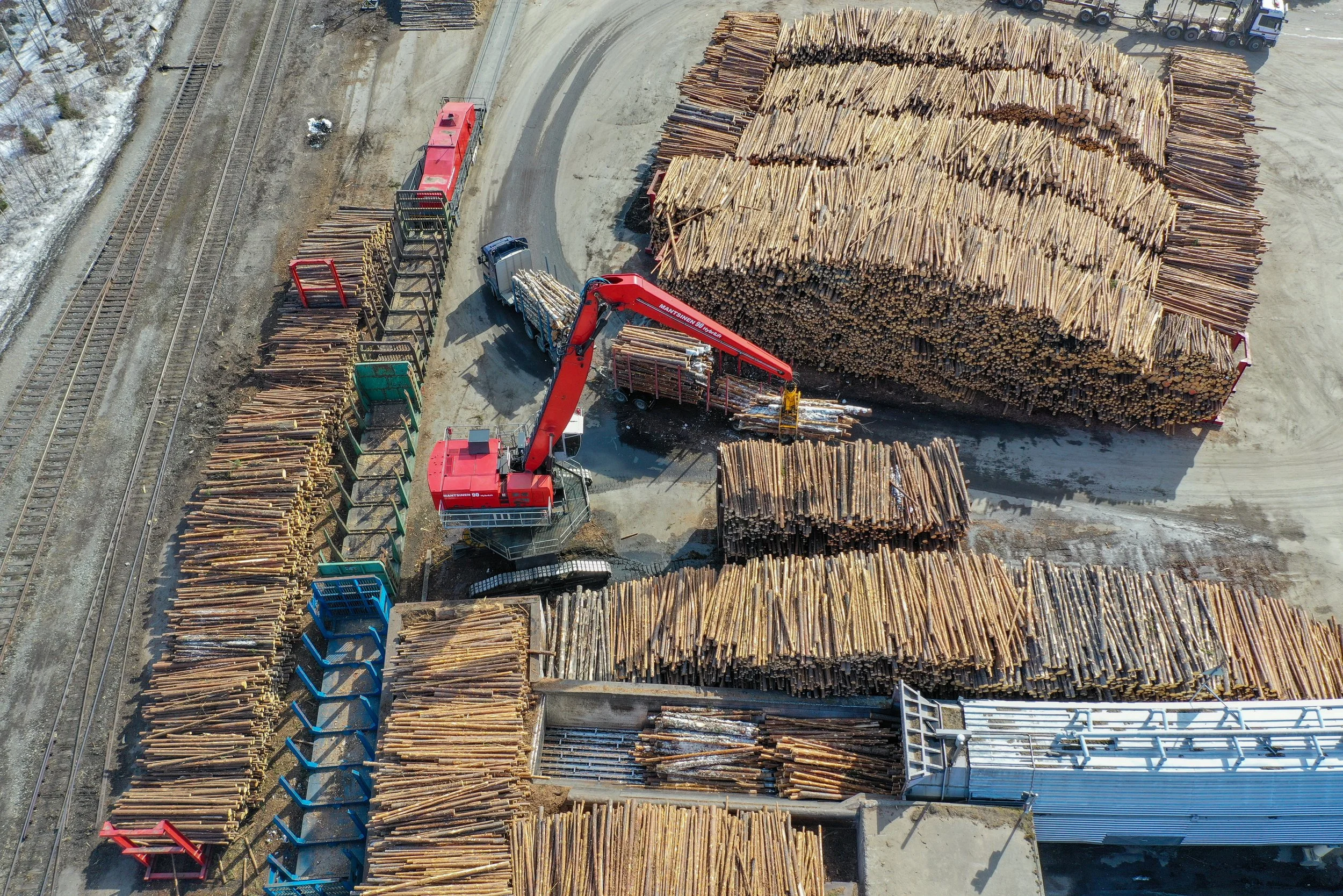 Rauman tehdasalueella koneet käyvät yötä päivää