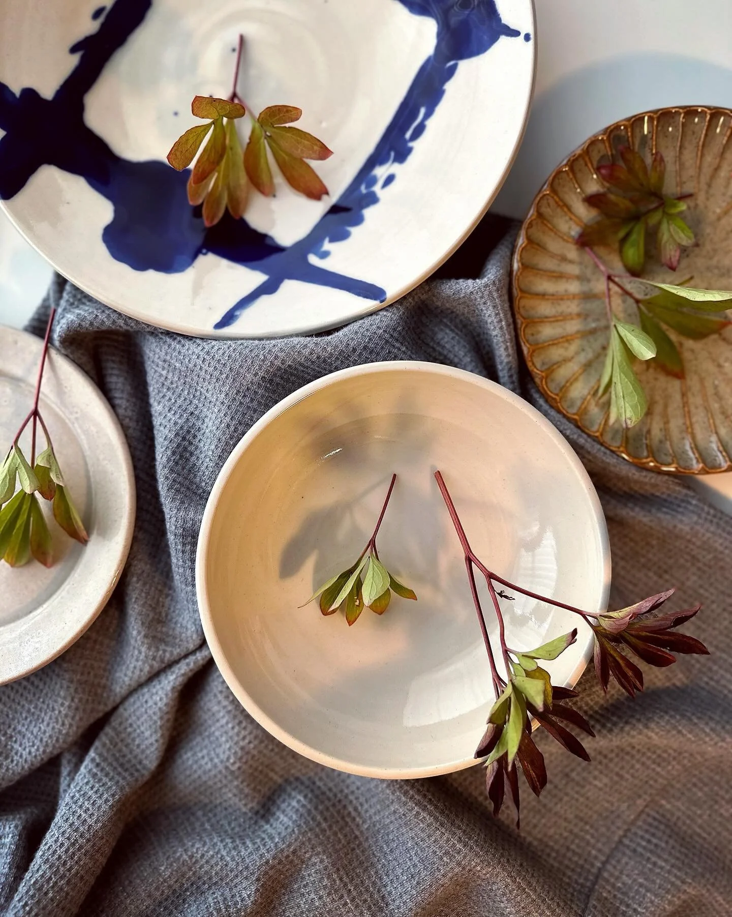 Autumn is my favourite time of year. Season of mists and changing weather. Golden sunshine and long shadows, comfort food and crunchy leaves on walks. #handmadeplates #handmadetable #tablewares #autumntable #etsyhandmade #etsyuk #handmadeuk