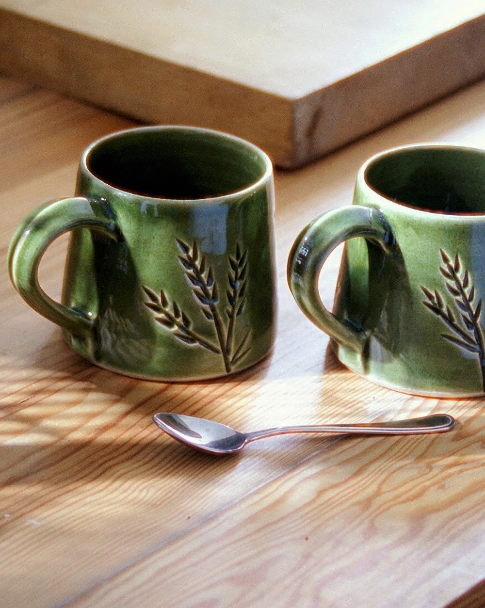 You might remember the reel I posted for the etching on these but they&rsquo;re now finished! They have a look that suits the warm browns of autumn days. Perfect for cozy nights in front of the telly. #handmademugsarethebest #autumnhomedecor #handmad