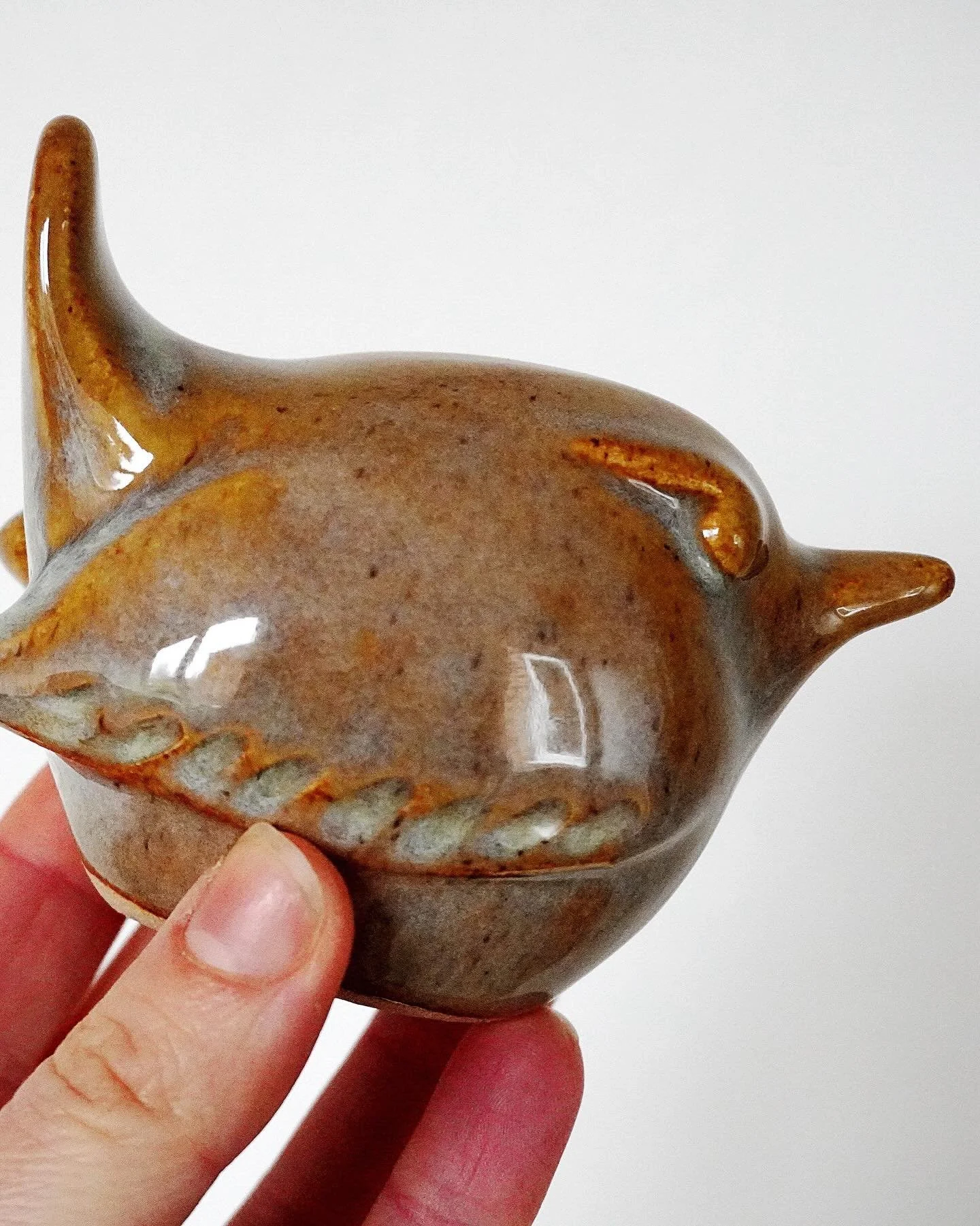 Little wrens are our signature, glazed in this dark brown they&rsquo;re just hanging out together waiting for the spring time to come. #birdsculpture #wren #handmadepottery #etsyuk #etsysellers