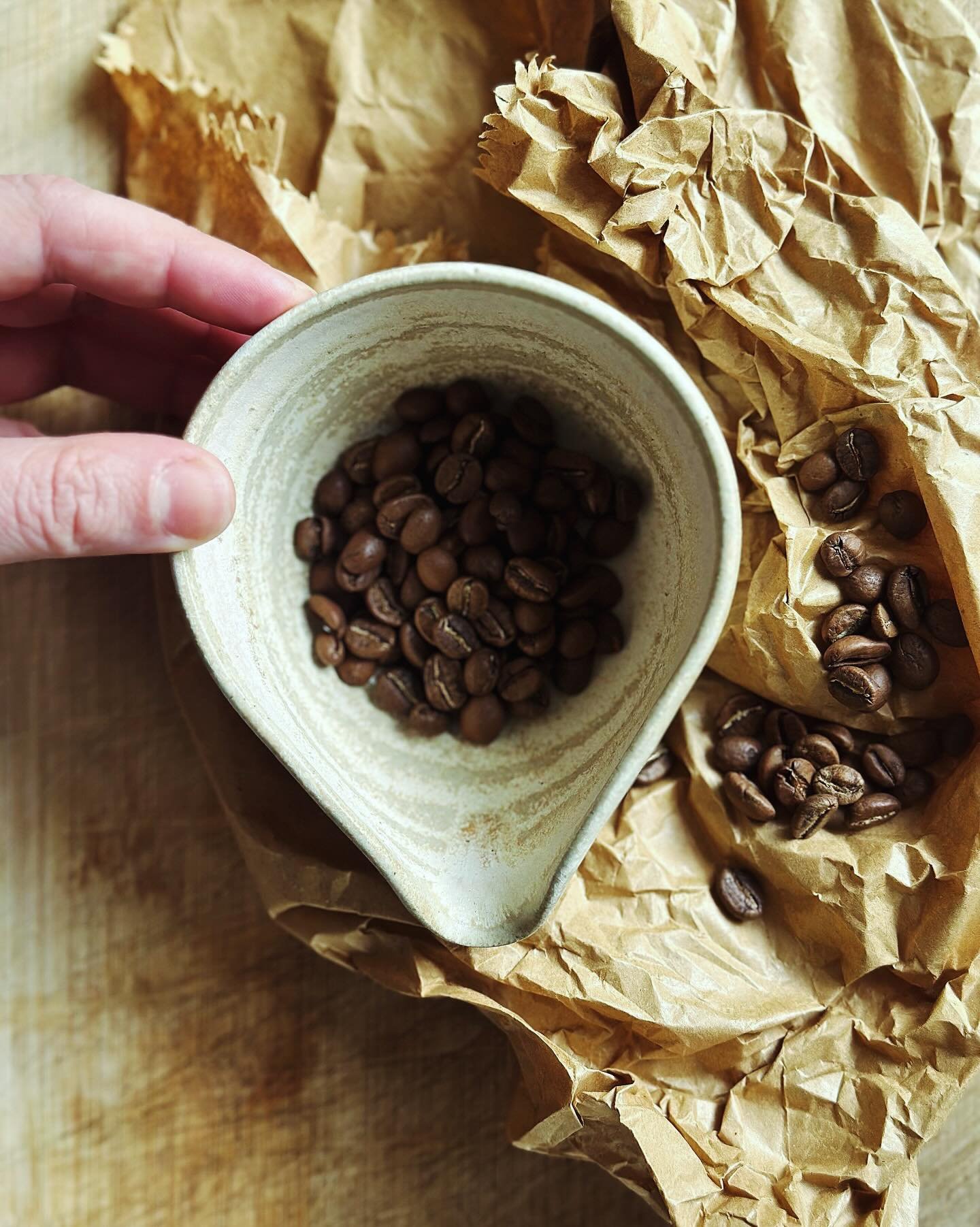 Coffee people! You can now find bean scoops in the shop for weighing and pouring your beans. Get that aesthetic Instagram look for your brew brew. #handmadepottery #coffeeculture #coffeebeans #coffeepeople #etsyuk