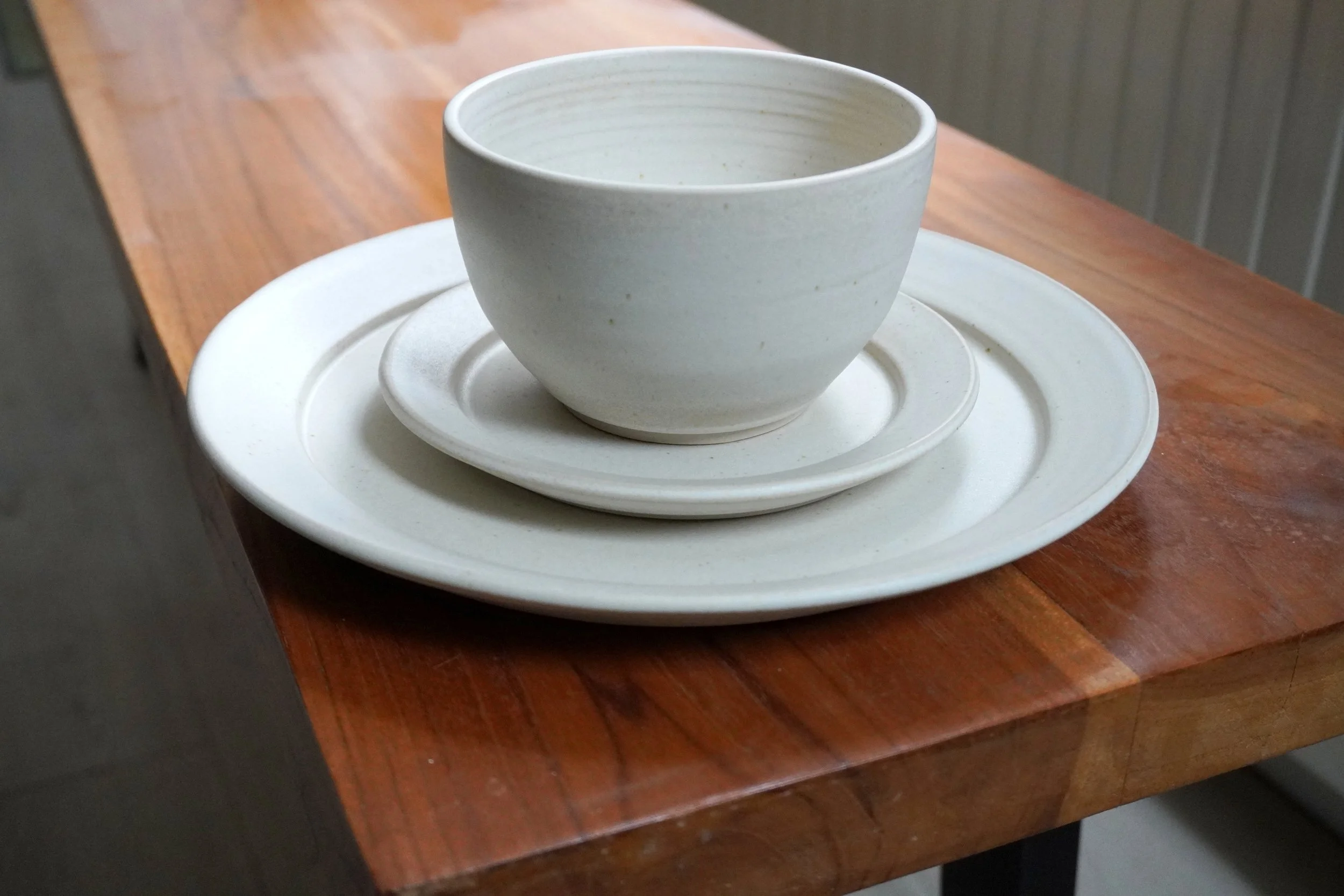 The plates have a smooth centre finish in this set