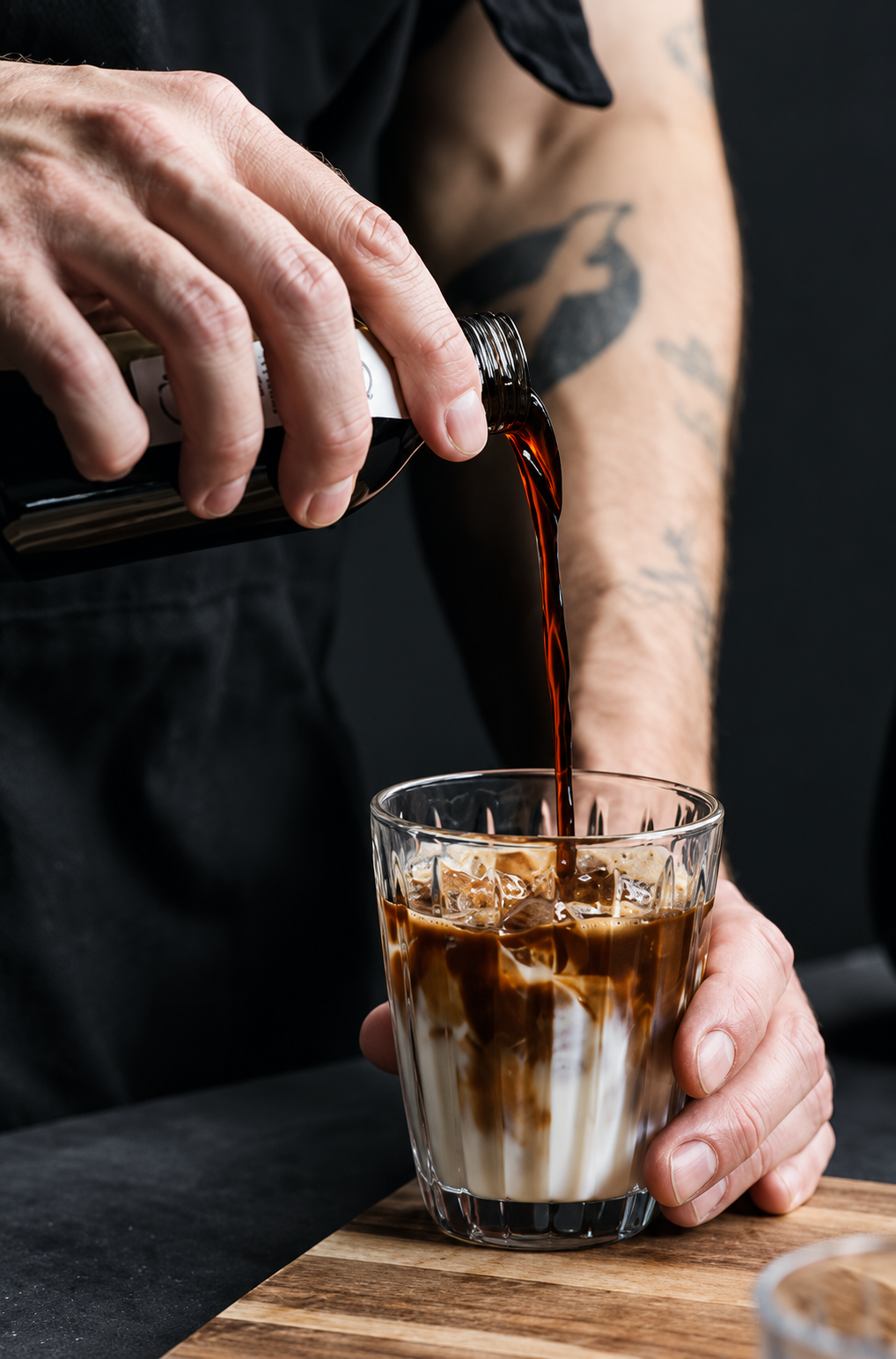 Café gelado com café em queda人體藝術.png