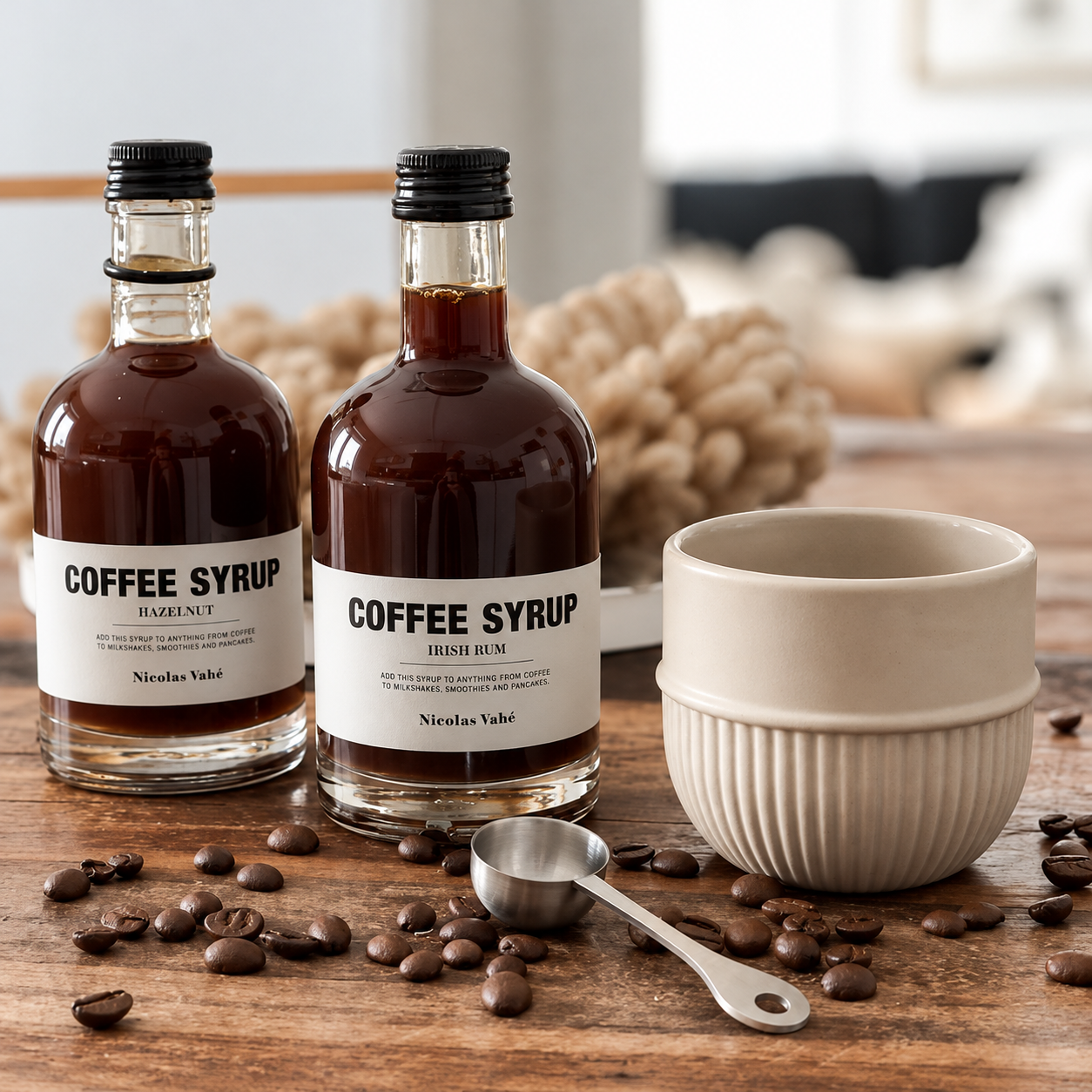 Natureza-morta acolhedora com xaropes de café.png