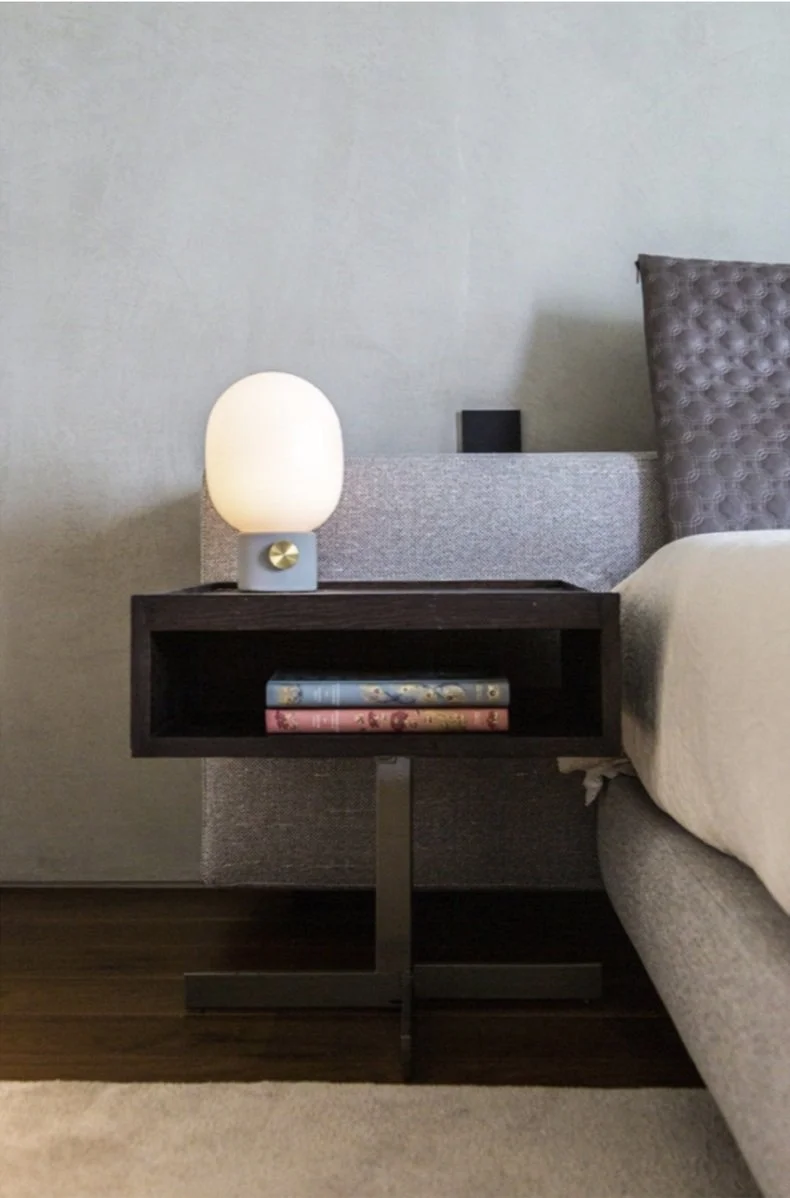 Quarto contemporâneo desenvolvido pela Madeira Rosa com iluminação decorativa, materiais neutros e design de interiores elegante.