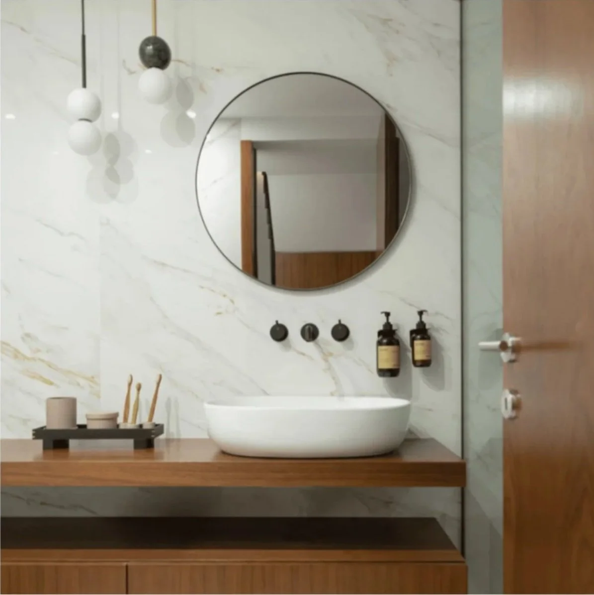 Design de interiores de casa de banho minimalista com mármore e madeira