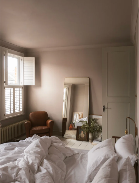 Quarto contemporâneo com tons neutros, iluminação natural e design de interiores minimalista desenvolvido pela Madeira Rosa.