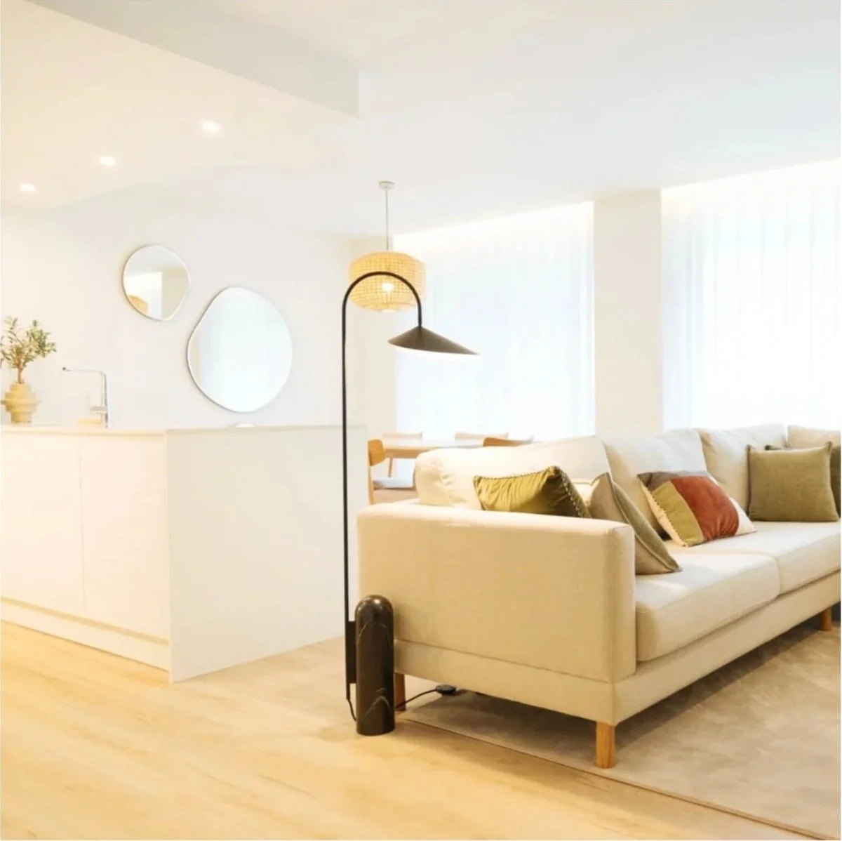 Design de interiores de sala moderna minimalista com tons claros