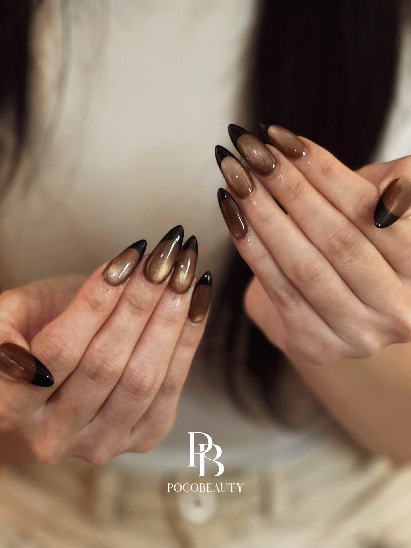 Not your usual nude &mdash; this is espresso cateye with attitude ☕✨

Soft brown + glossy black tips = understated, but still turns heads.
Clean, sharp, luxe &mdash; just how we like it at Pocobeauty.

Pocobeauty
49A Temple Street Singapore 058594 
1