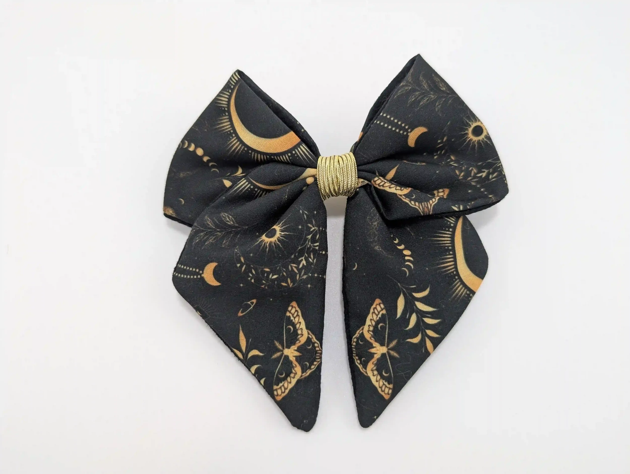 Petit nœud pour cheveux Moon taille S, en coton noir à motifs witchy dorés et centre doré.
