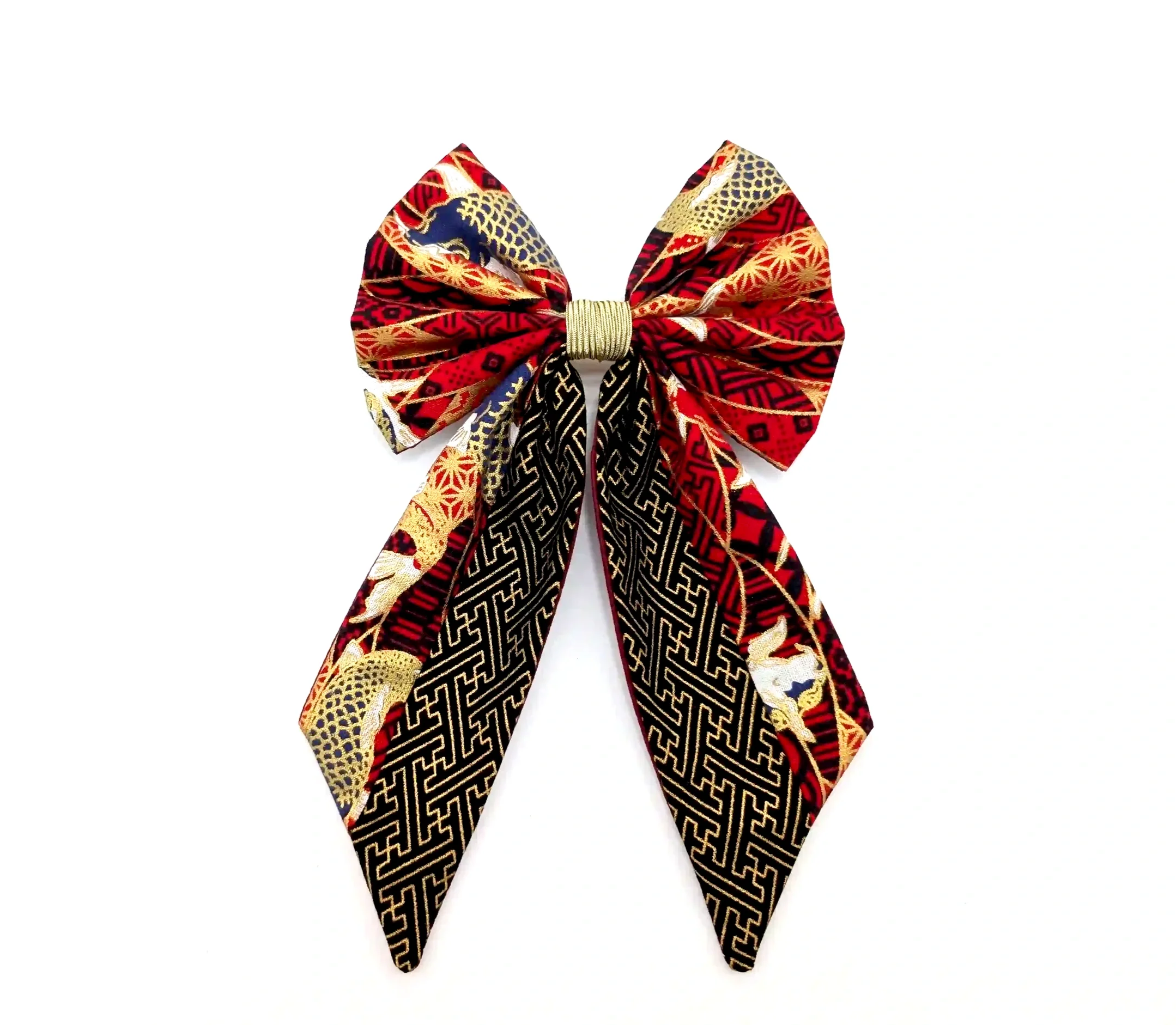 Nœud cheveux Koï rouge, vue de face sur fond blanc, motif carpes japonaises dorées sur tissu Sayagata bordeaux et or.