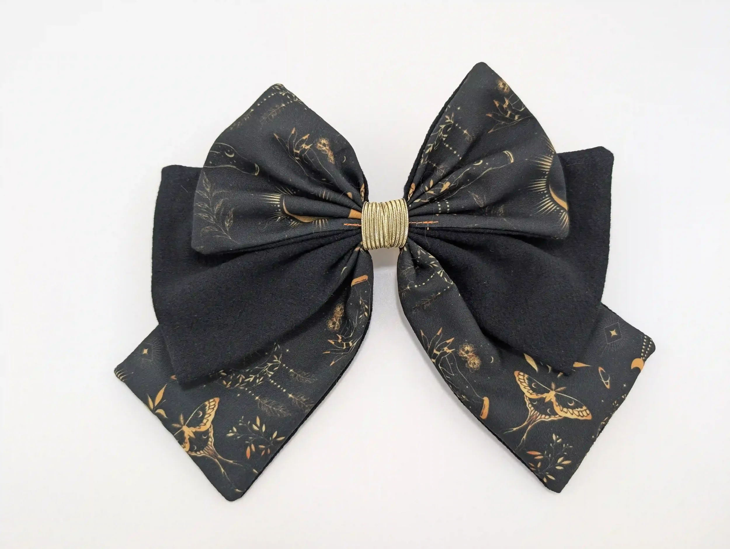 Nœud pour cheveux Moon taille M, orné de lunes, papillons et détails oniriques couleur or.