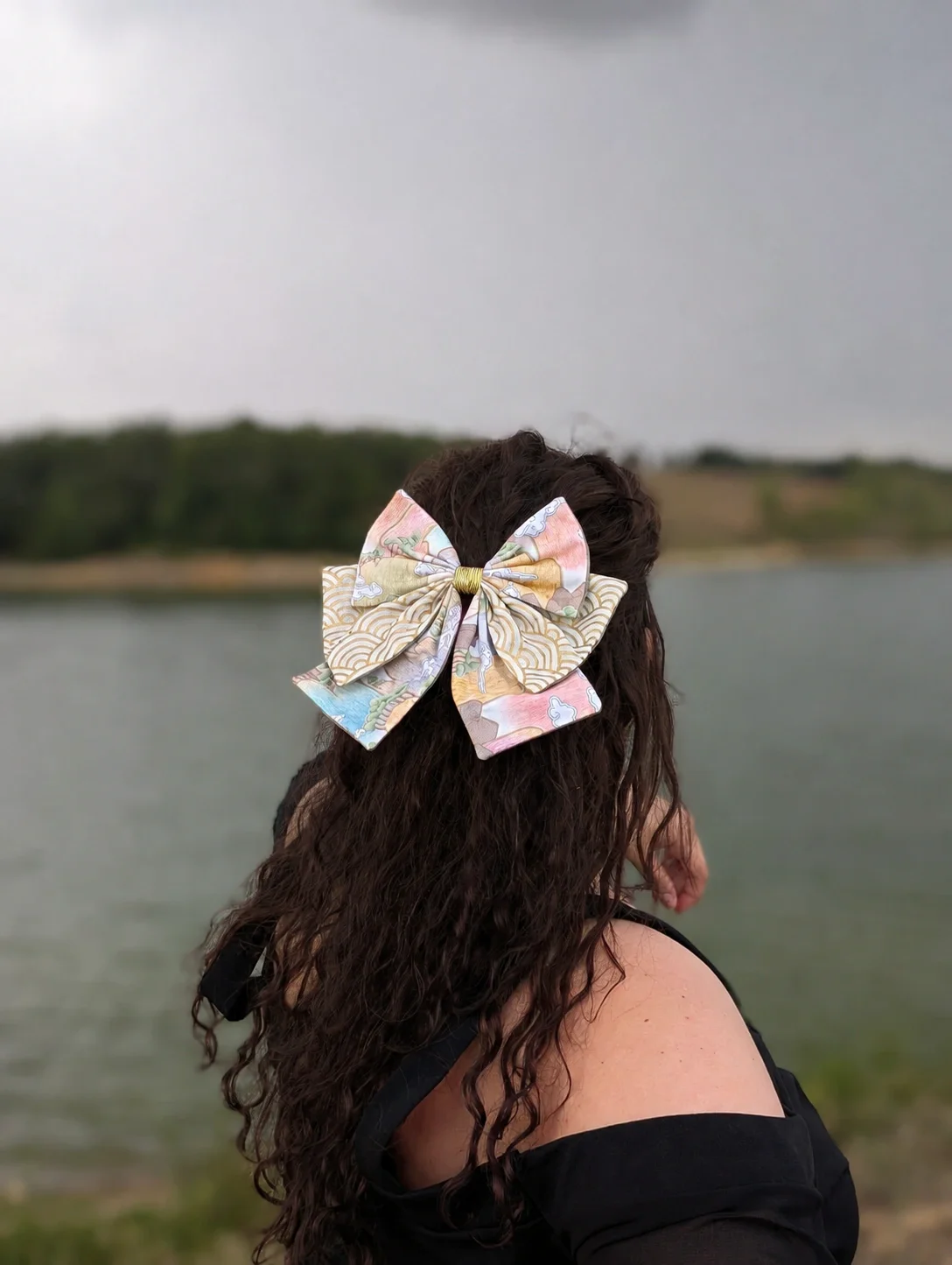 Noeud barrette cheveux Sansu porté en semi-attache, vue de dos