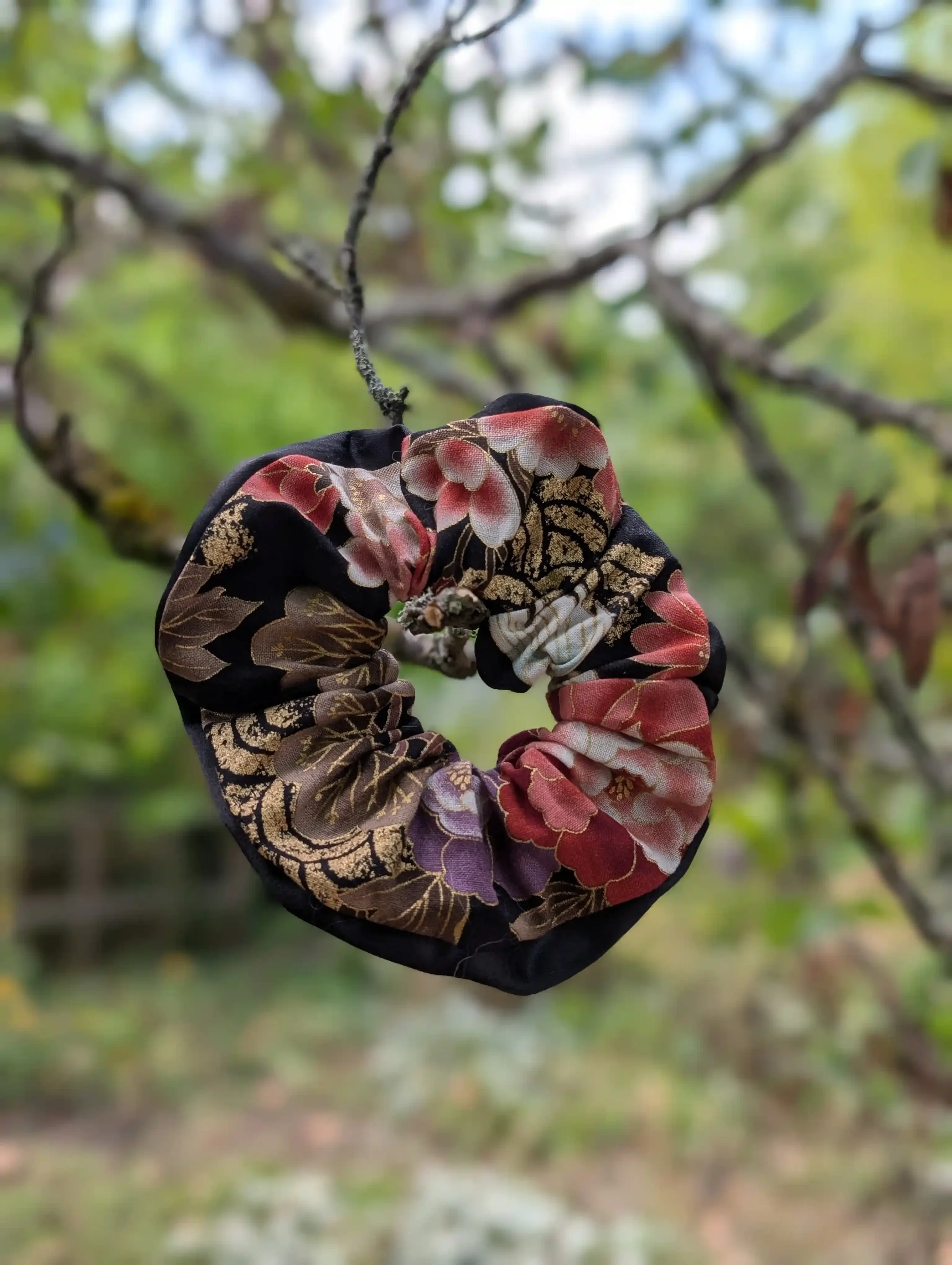 Chouchou scrunchie cheveux Tsuru, motif floral japonais doré, tons rouge et noir.