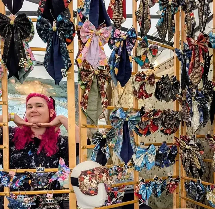 Créatrice L’Unique-Orne devant son stand de nœuds et accessoires cheveux faits main en Occitanie
