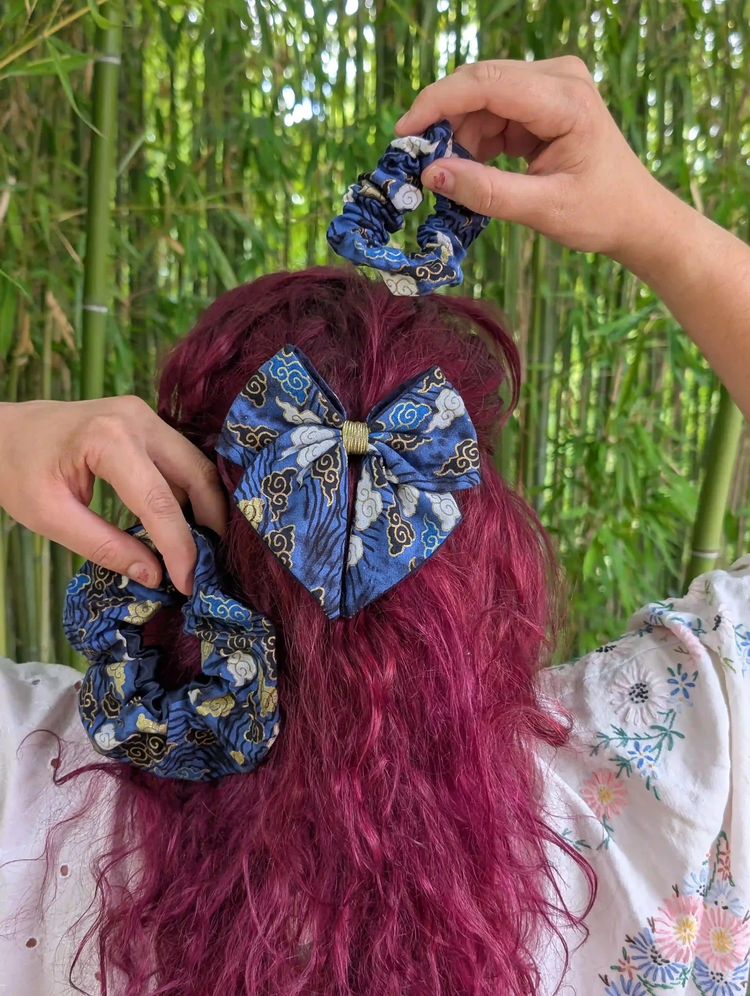 Nœud cheveux Cloud bleu porté en demi-queue, accompagné de chouchous assortis, motif nuage japonais doré et tissu Seigaiha.