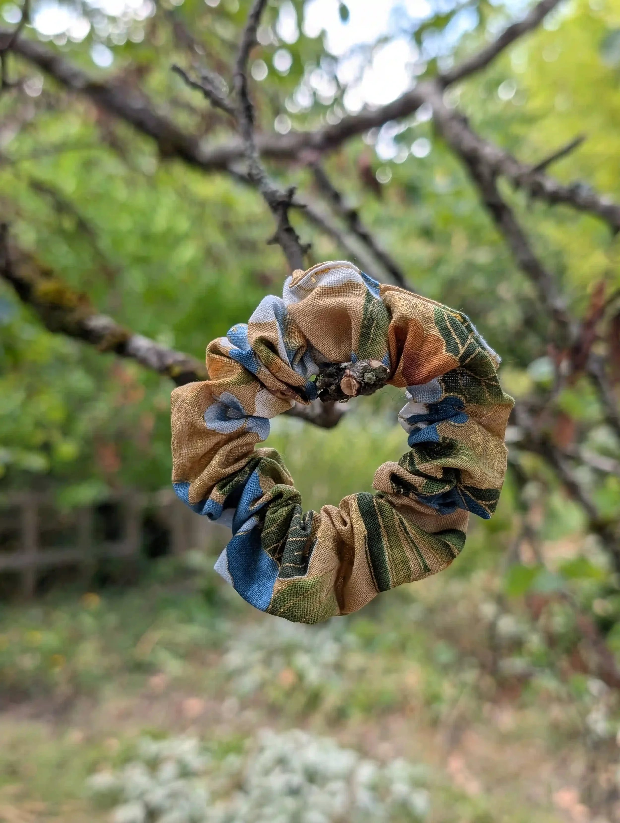 Petit chouchou cheveux Tsuru, motif floral et vagues japonaises dorées, tons beige et bleu.