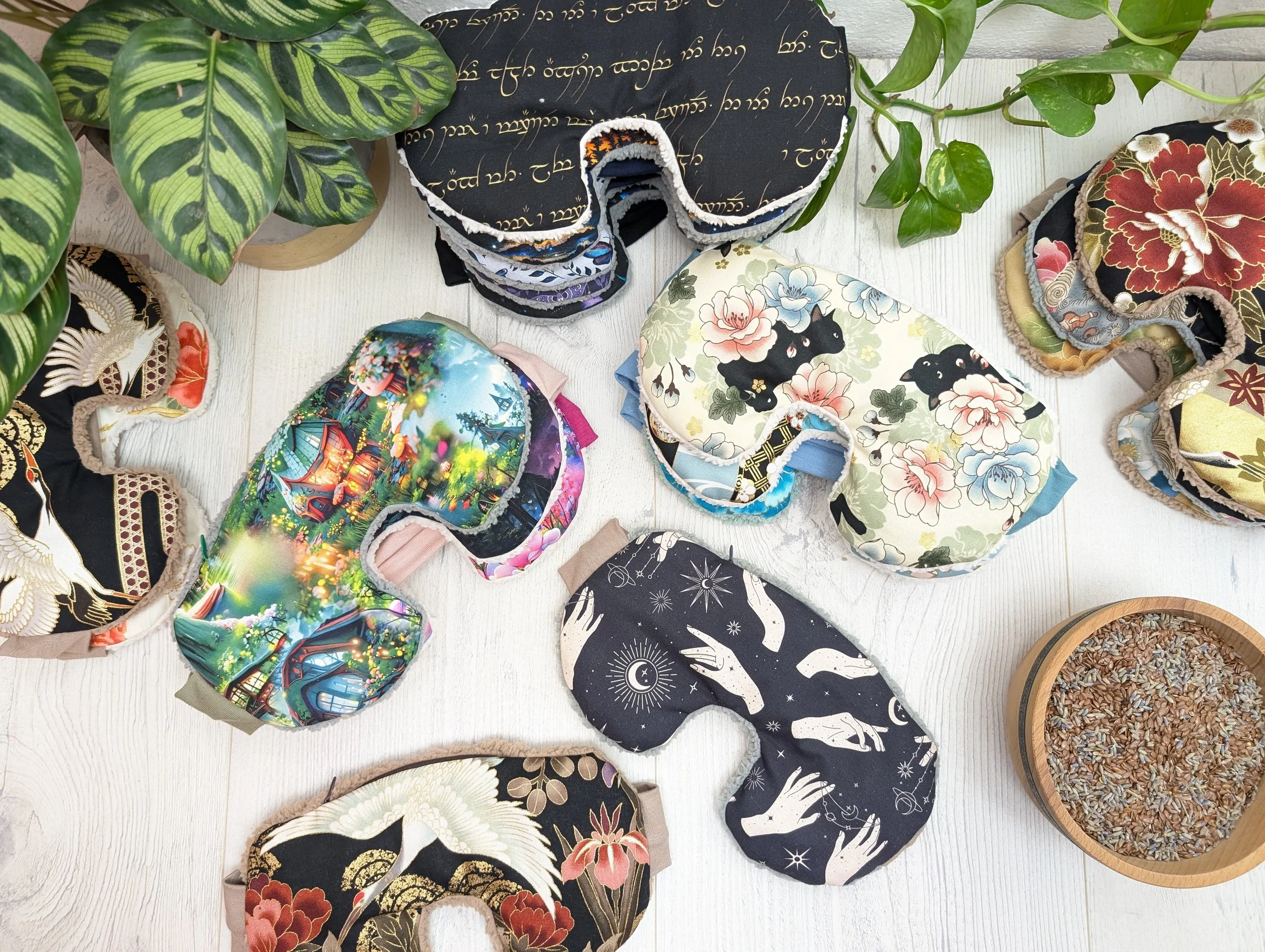 Collection de masques relaxants pour les yeux faits main en Occitanie, garnis de graines de lin et confectionnés en coton aux motifs japonais, féeriques et fantastiques.