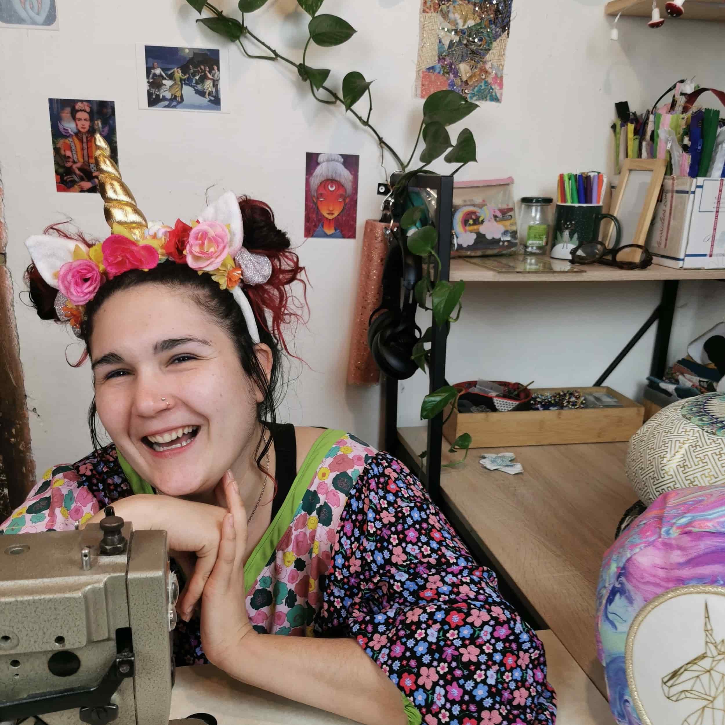 Dans mon atelier en Occitanie, je confectionne à la main des accessoires textiles inspirés des univers japonais, féeriques et fantastiques, avec passion et savoir-faire.
