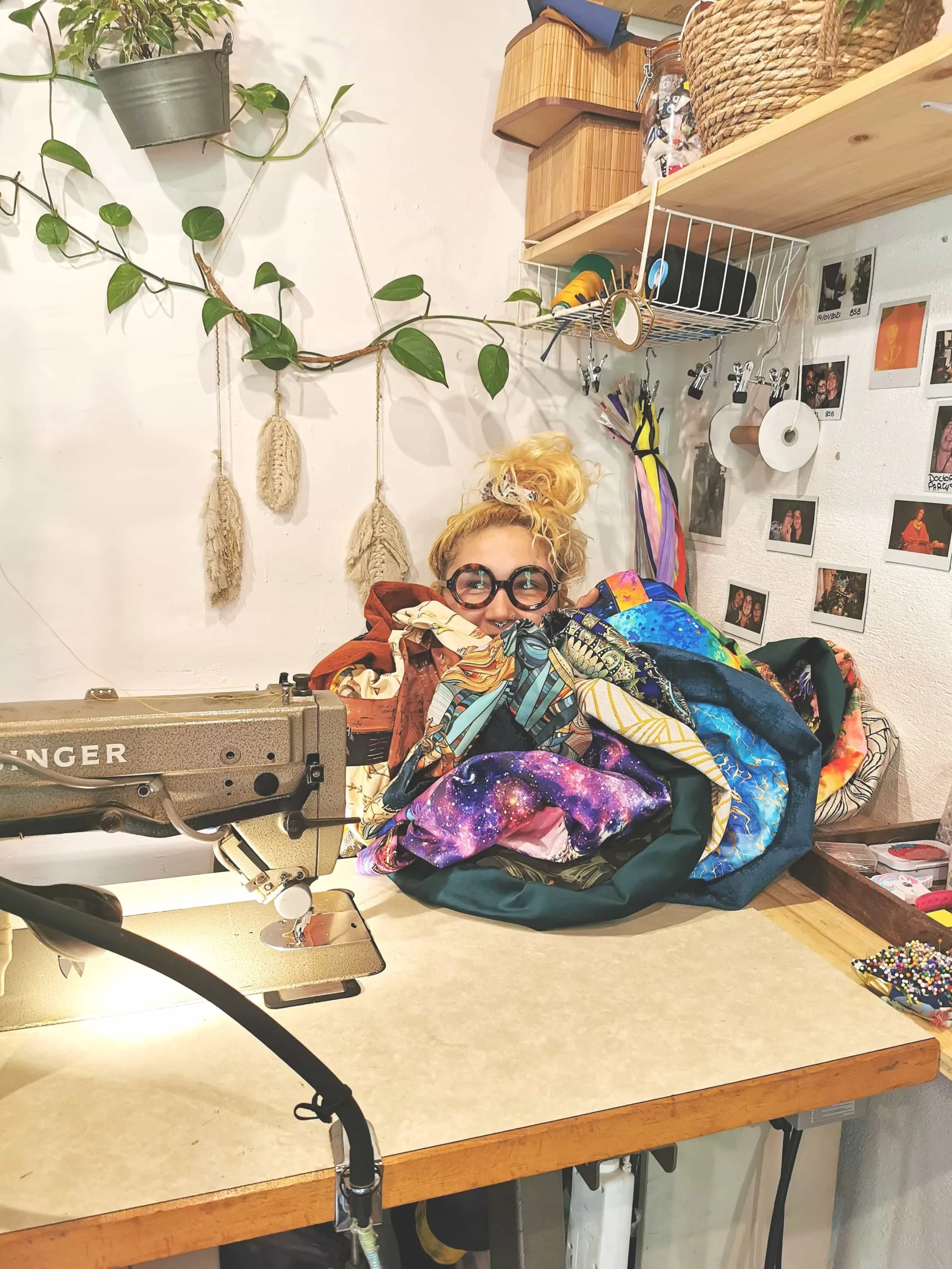 Dans mon atelier en Occitanie, je donne vie à des accessoires textiles faits main en m'entourant de tissus colorés inspirés des univers japonais, féeriques et fantastiques.